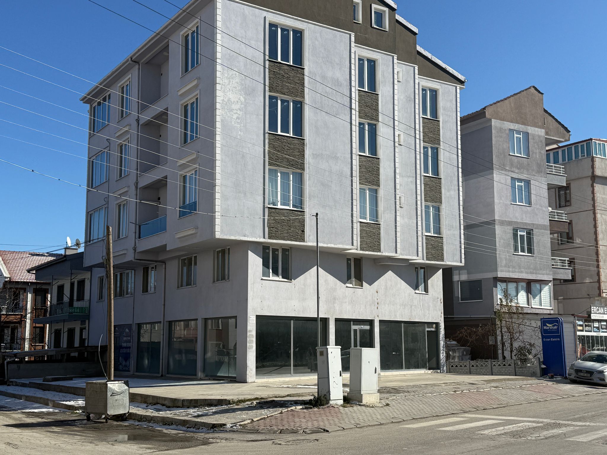 KARŞIYAKADA GENİŞ KİRALIK DÜKKAN