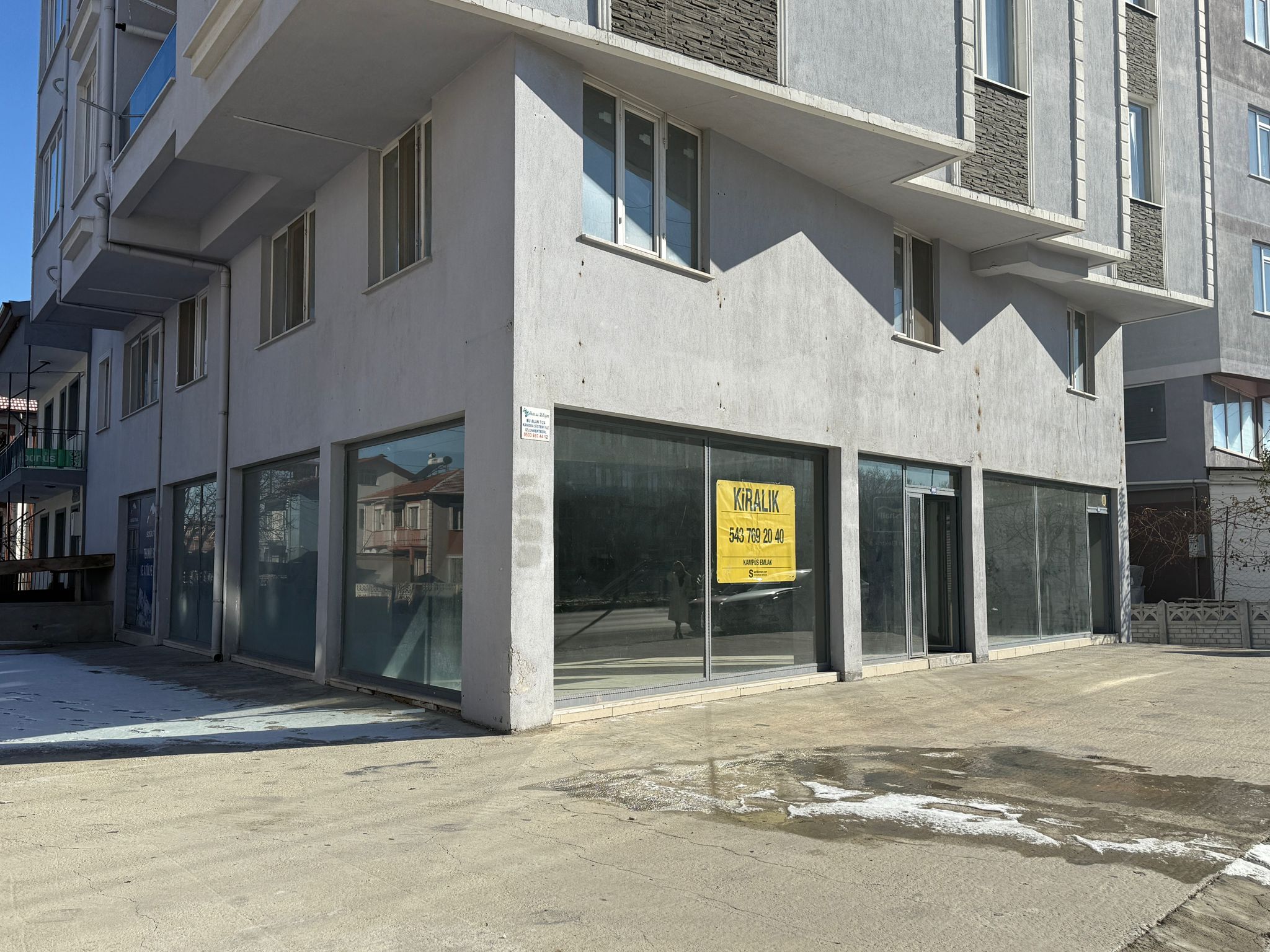 KARŞIYAKADA GENİŞ KİRALIK DÜKKAN