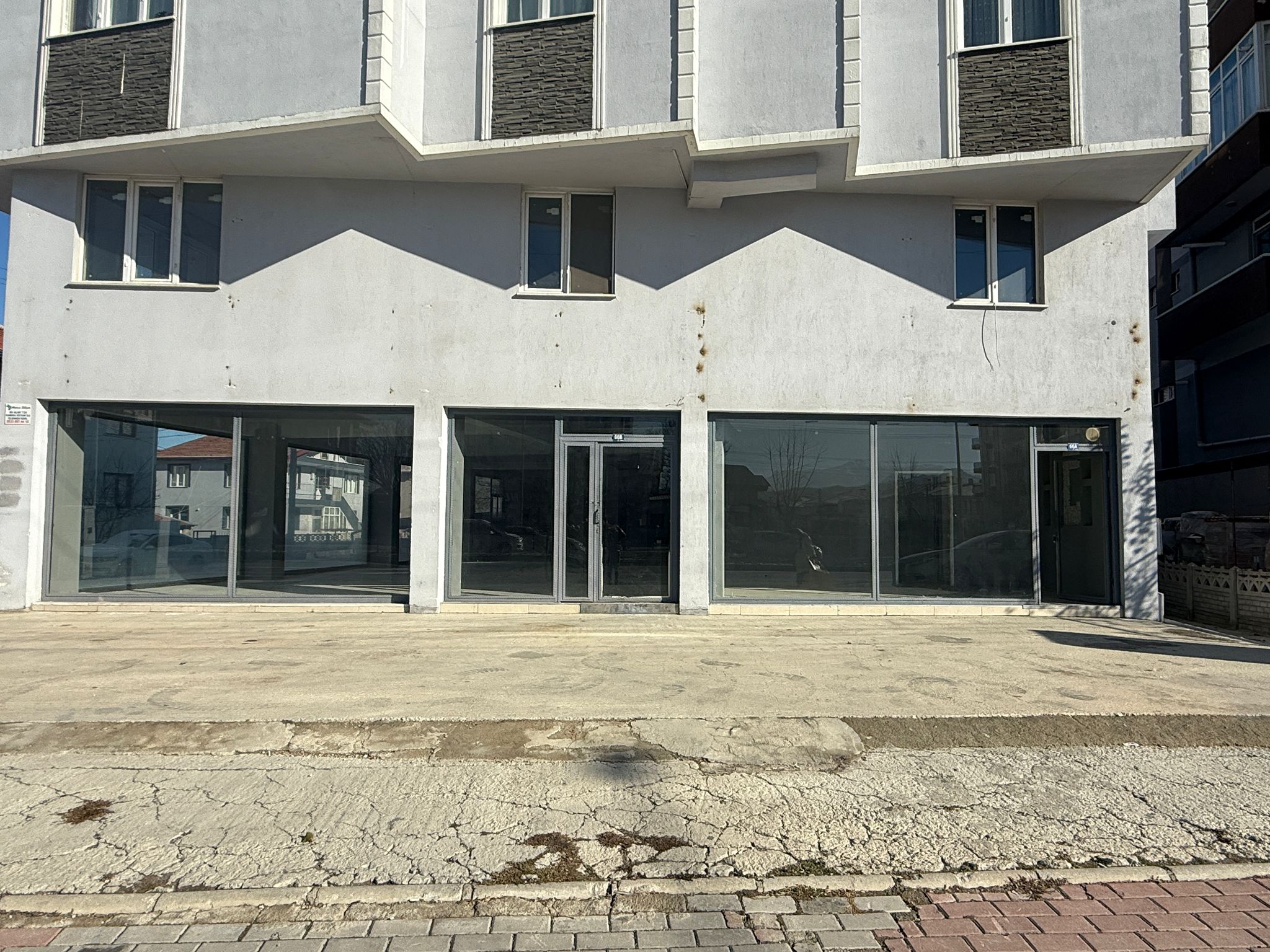 KARŞIYAKADA GENİŞ KİRALIK DÜKKAN