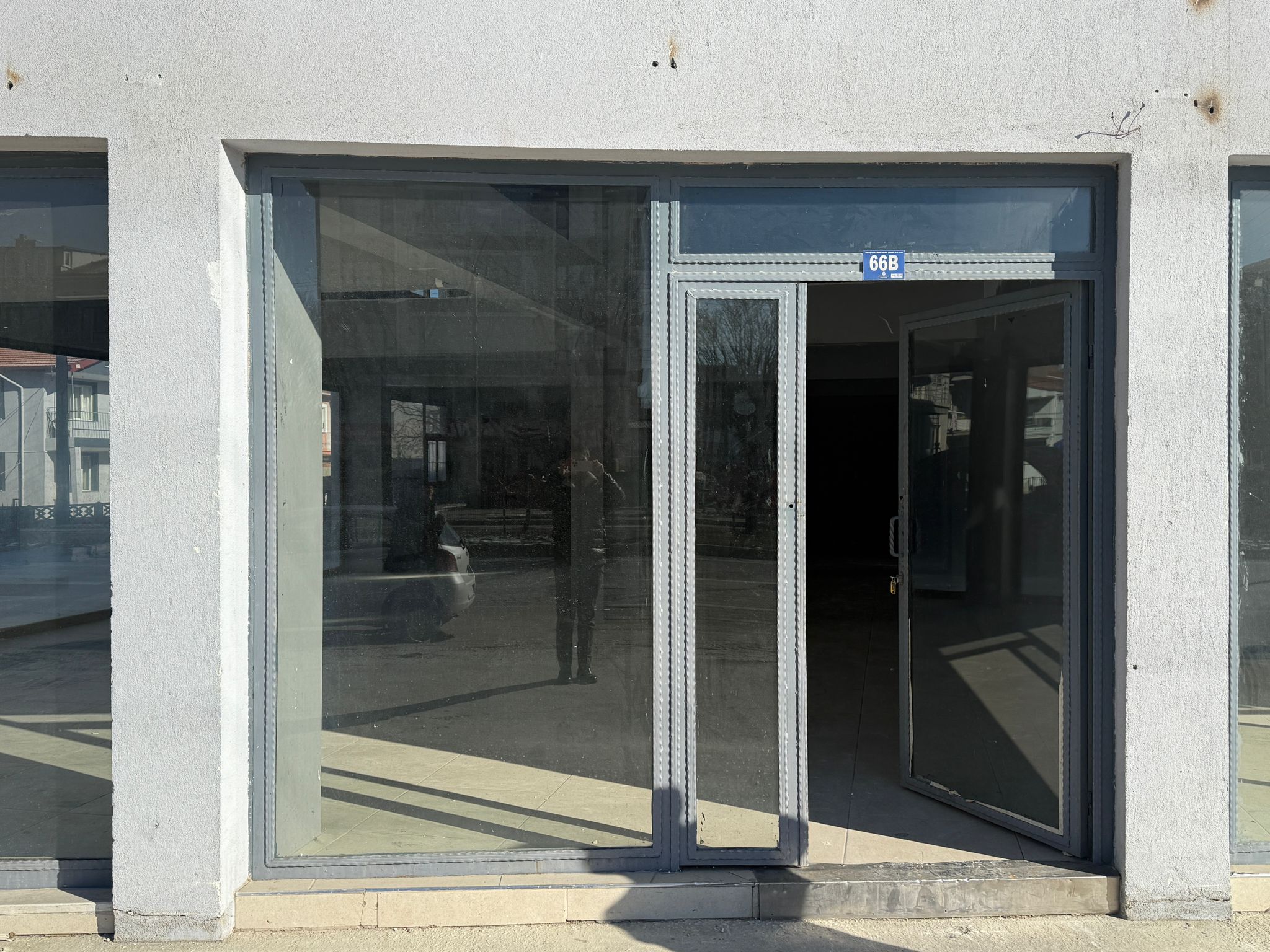 KARŞIYAKADA GENİŞ KİRALIK DÜKKAN