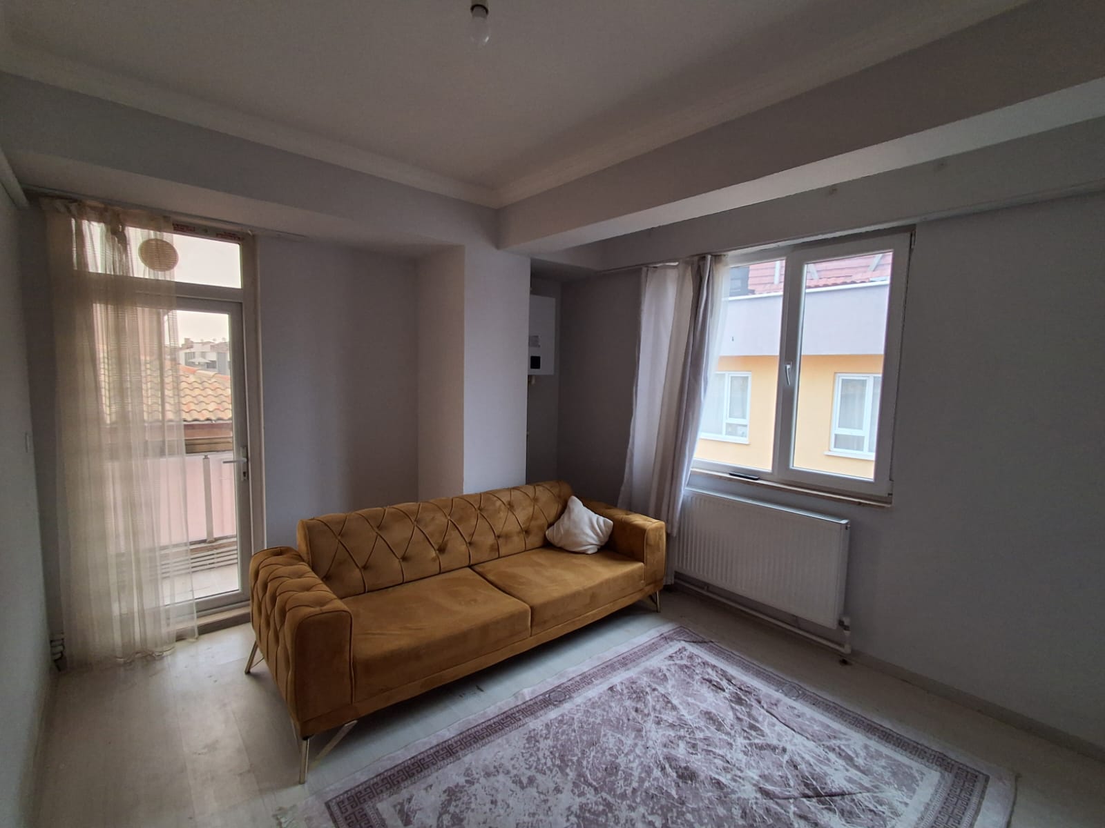 ERENLERDE EMNİYET KARAKOLU KARŞISINDA MERKEZİ KONUMDA 2+0 KİRALIK DAİRE