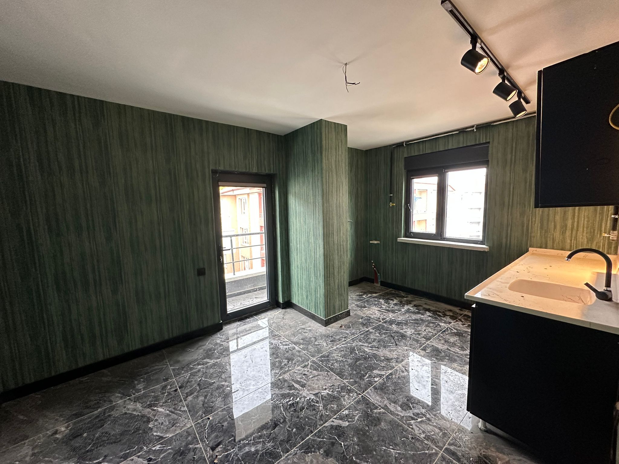 ERENLERDE YENİ YAPILI 2+0 LÜX SATILIK DAİRE