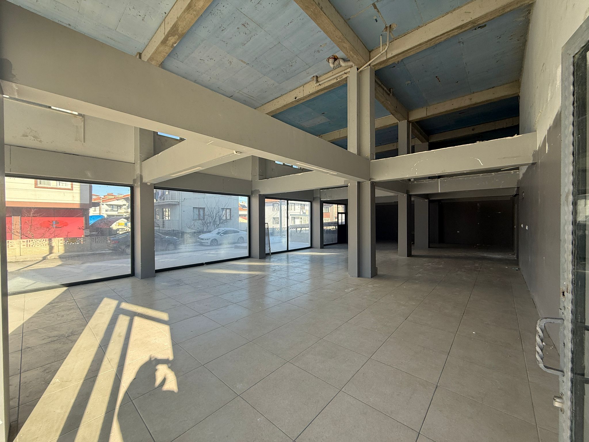 KARŞIYAKADA GENİŞ KİRALIK DÜKKAN