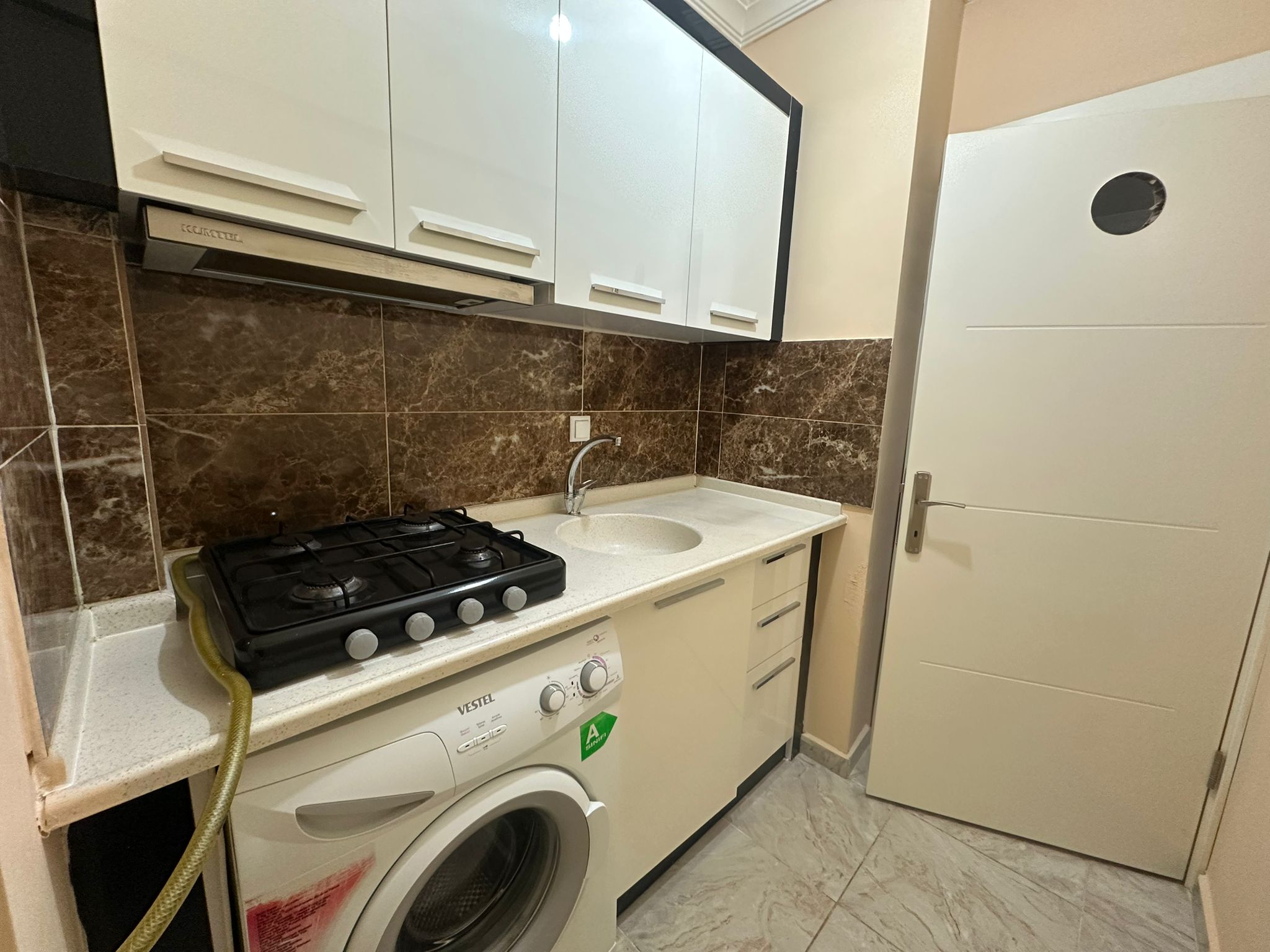 ERENLERDE MERKEZİ KONUMDA 2+0 GENİŞ KİRALIK DAİRE