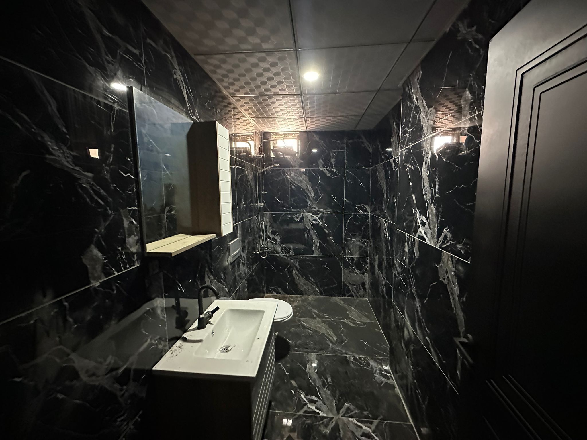 ERENLERDE YENİ YAPILI 2+0 LÜX SATILIK DAİRE