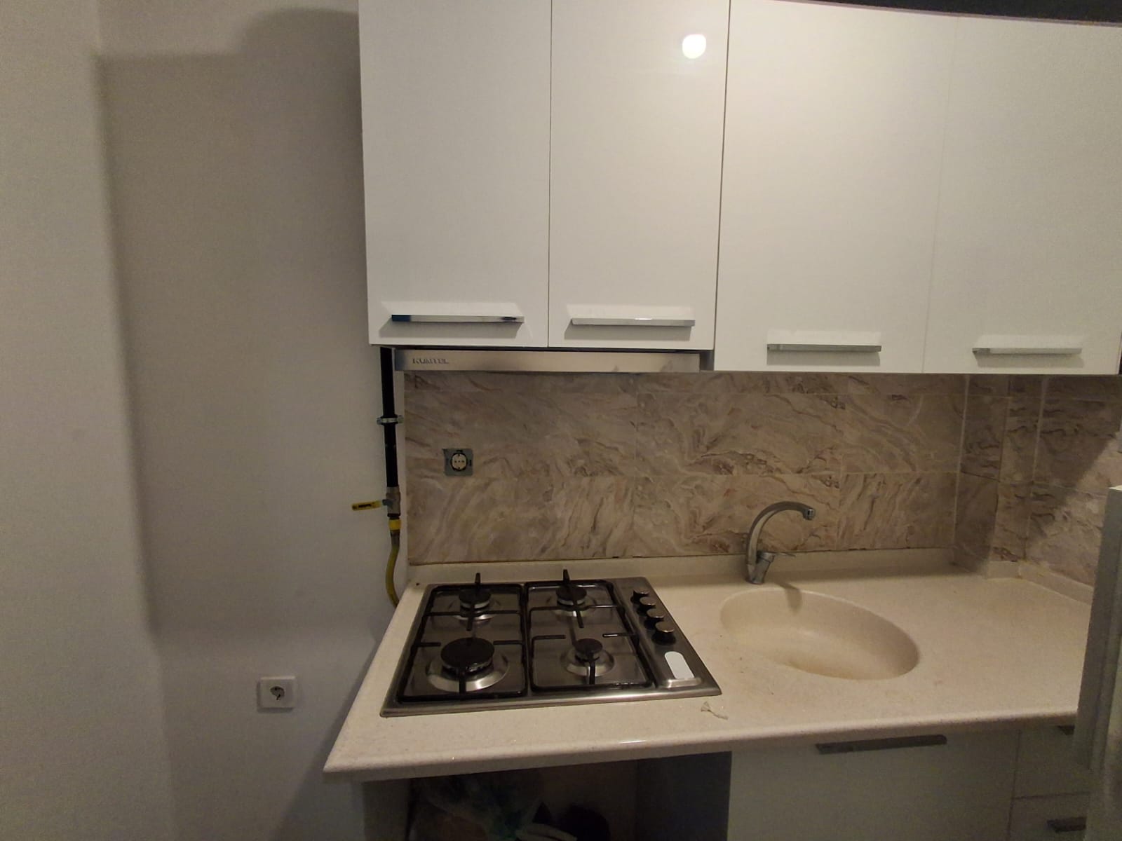 ERENLERDE MERKEZİ KONUMDA 2+0 KİRALIK DAİRE