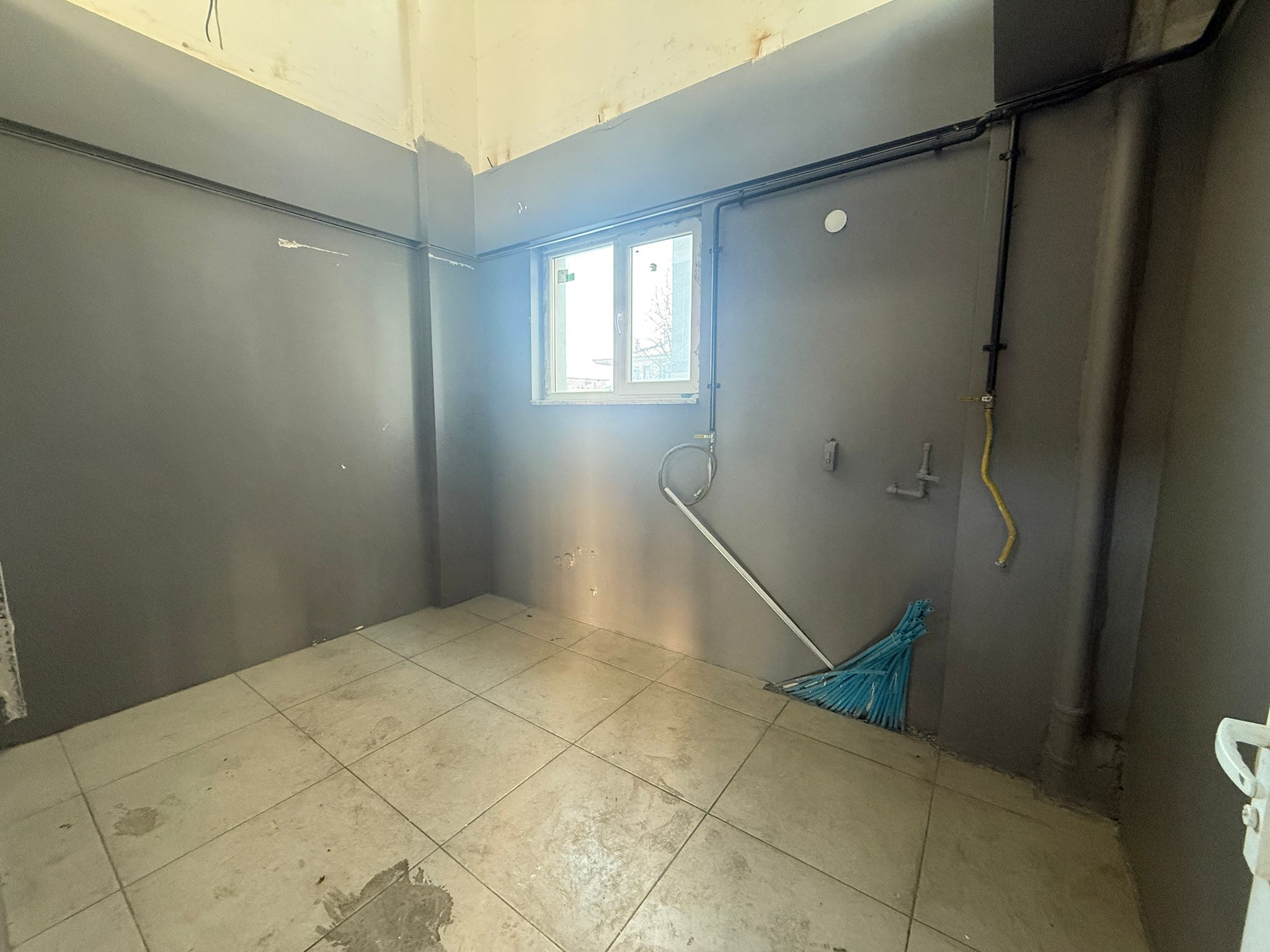 KARŞIYAKADA GENİŞ KİRALIK DÜKKAN