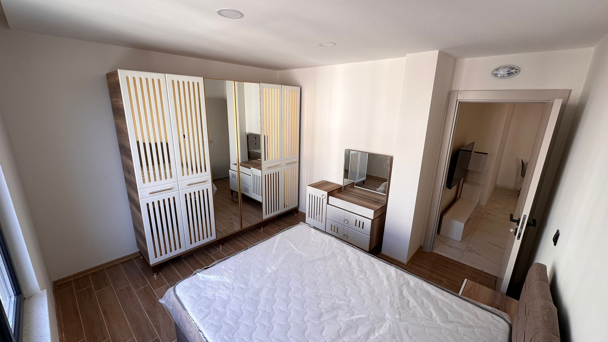 ERENLERDE LÜKS 2+1 MERKEZİ KONUMDA KİRALIK DAİRE