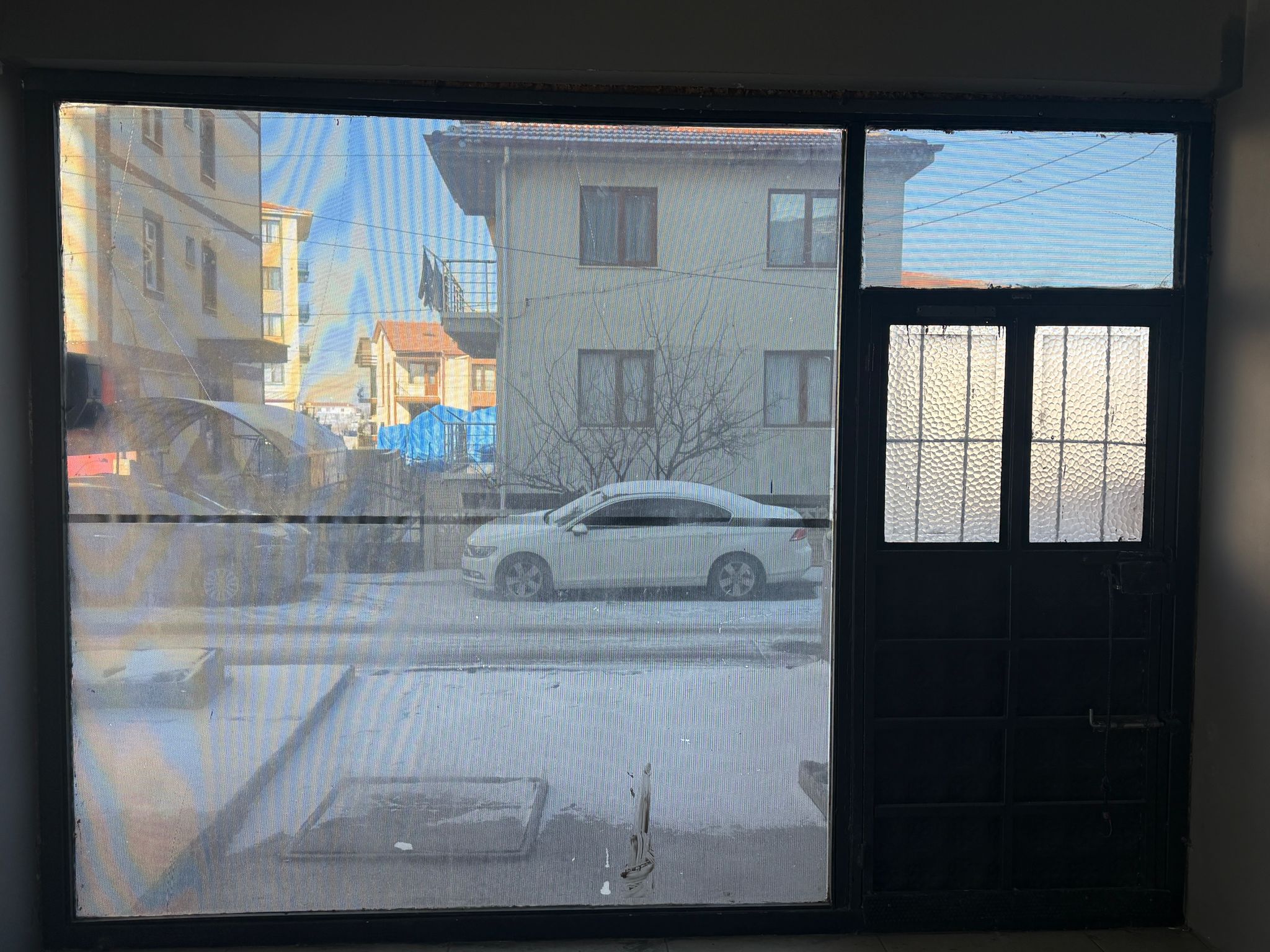 KARŞIYAKADA GENİŞ KİRALIK DÜKKAN