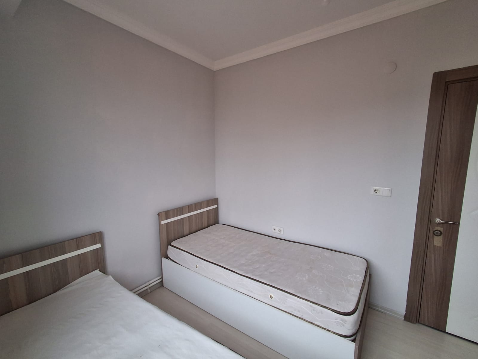 ERENLERDE EMNİYET KARAKOLU KARŞISINDA MERKEZİ KONUMDA 2+0 KİRALIK DAİRE