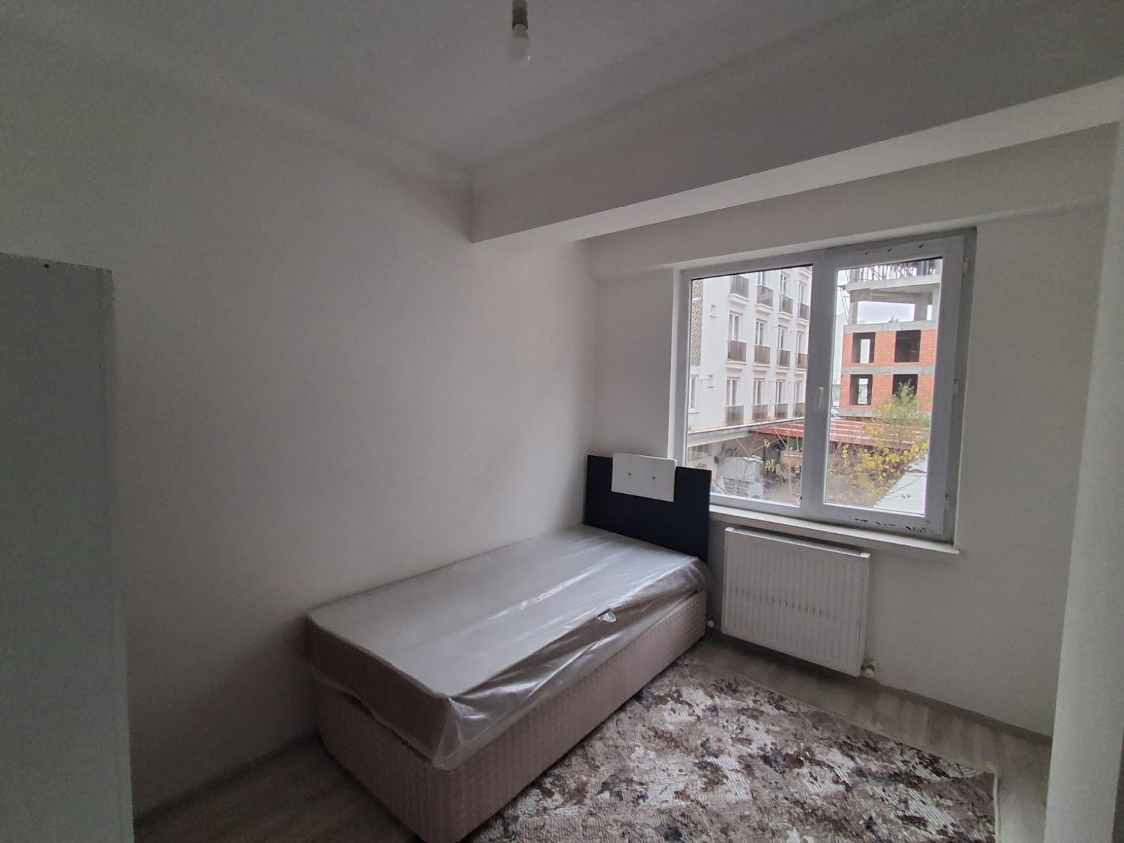 ERENLERDE MERKEZİ KONUMDA 2+0 KİRALIK DAİRE