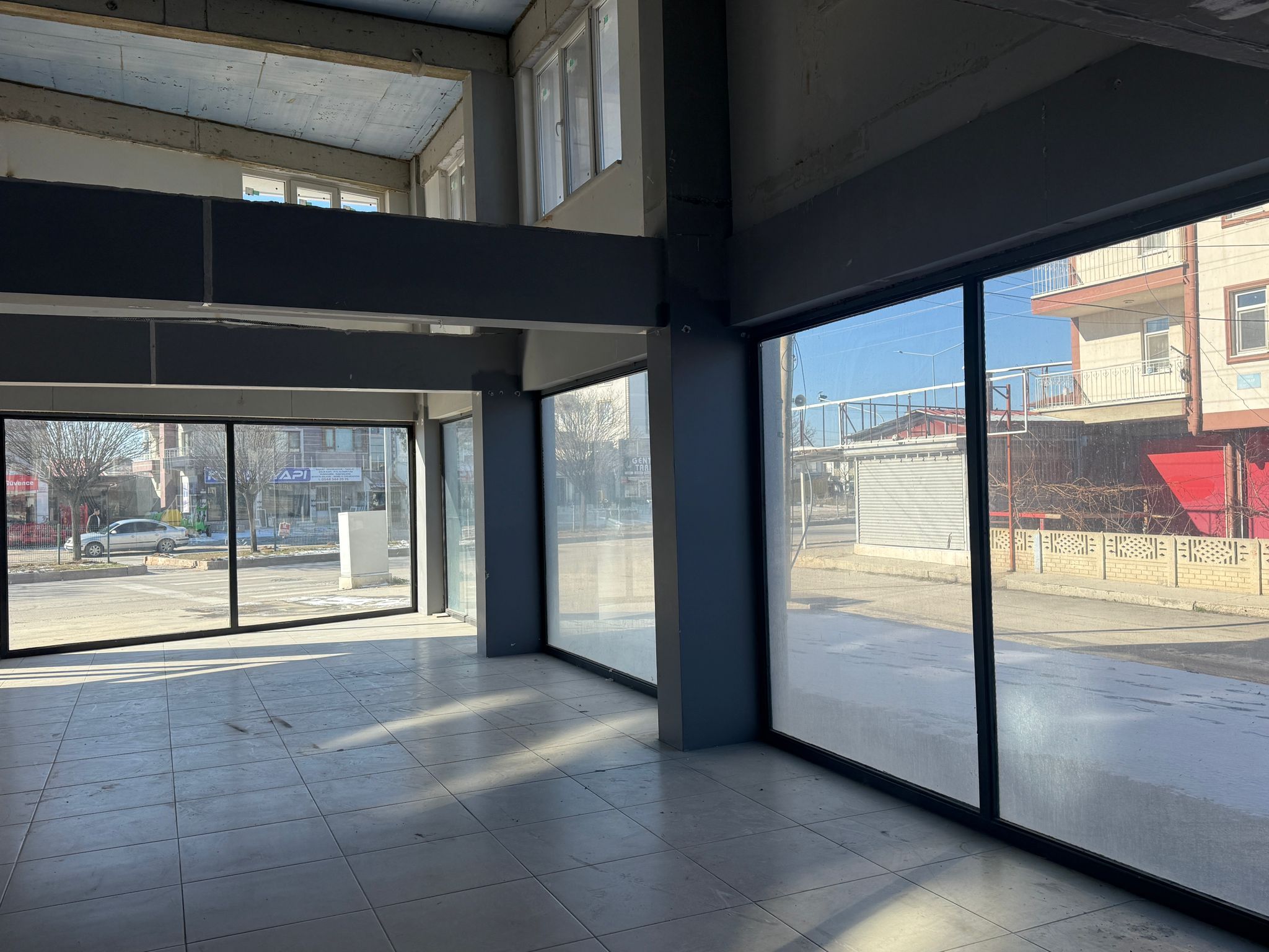 KARŞIYAKADA GENİŞ KİRALIK DÜKKAN