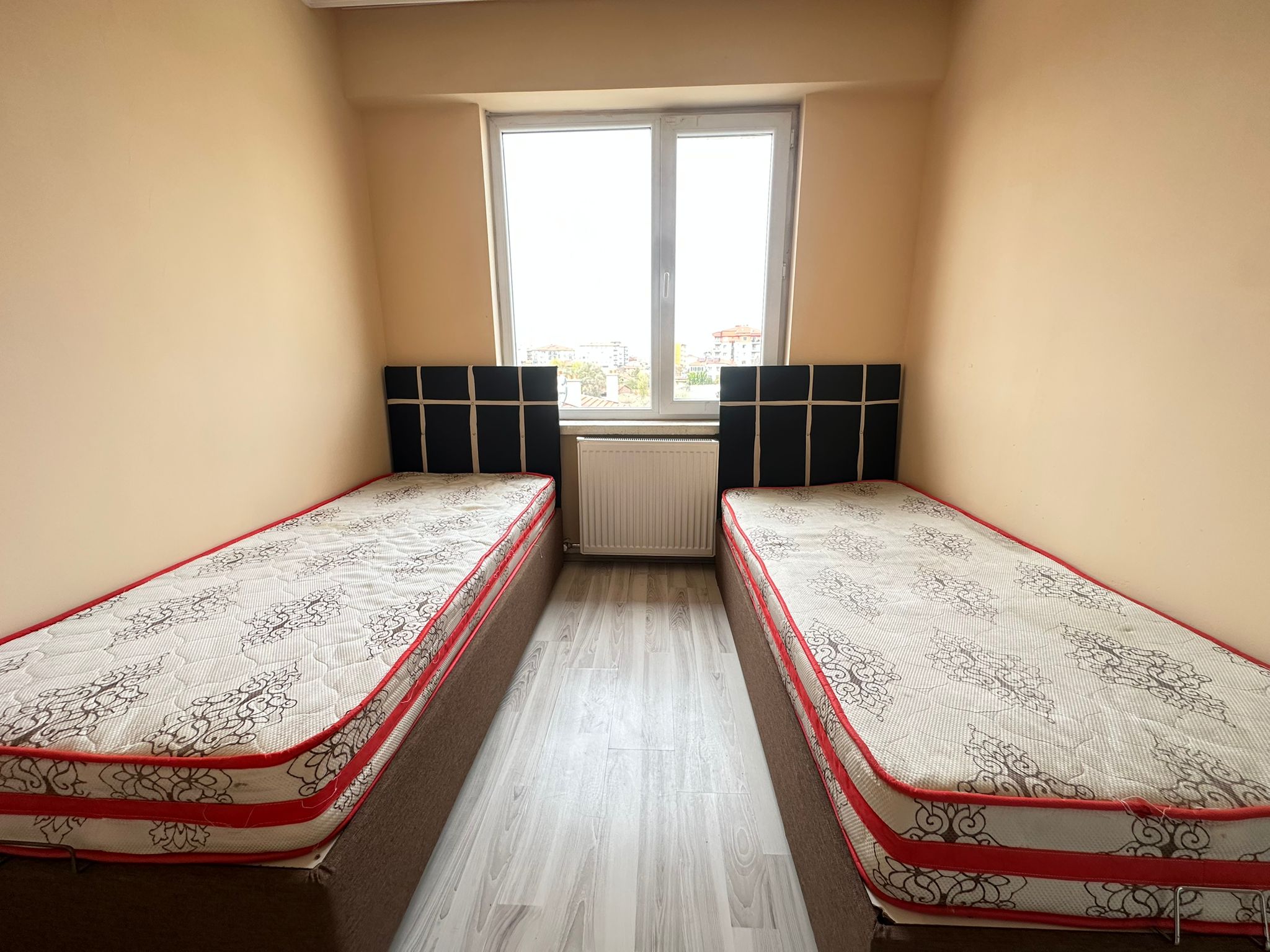 ERENLERDE MERKEZİ KONUMDA GENİŞ 2+0 KİRALIK DAİRE