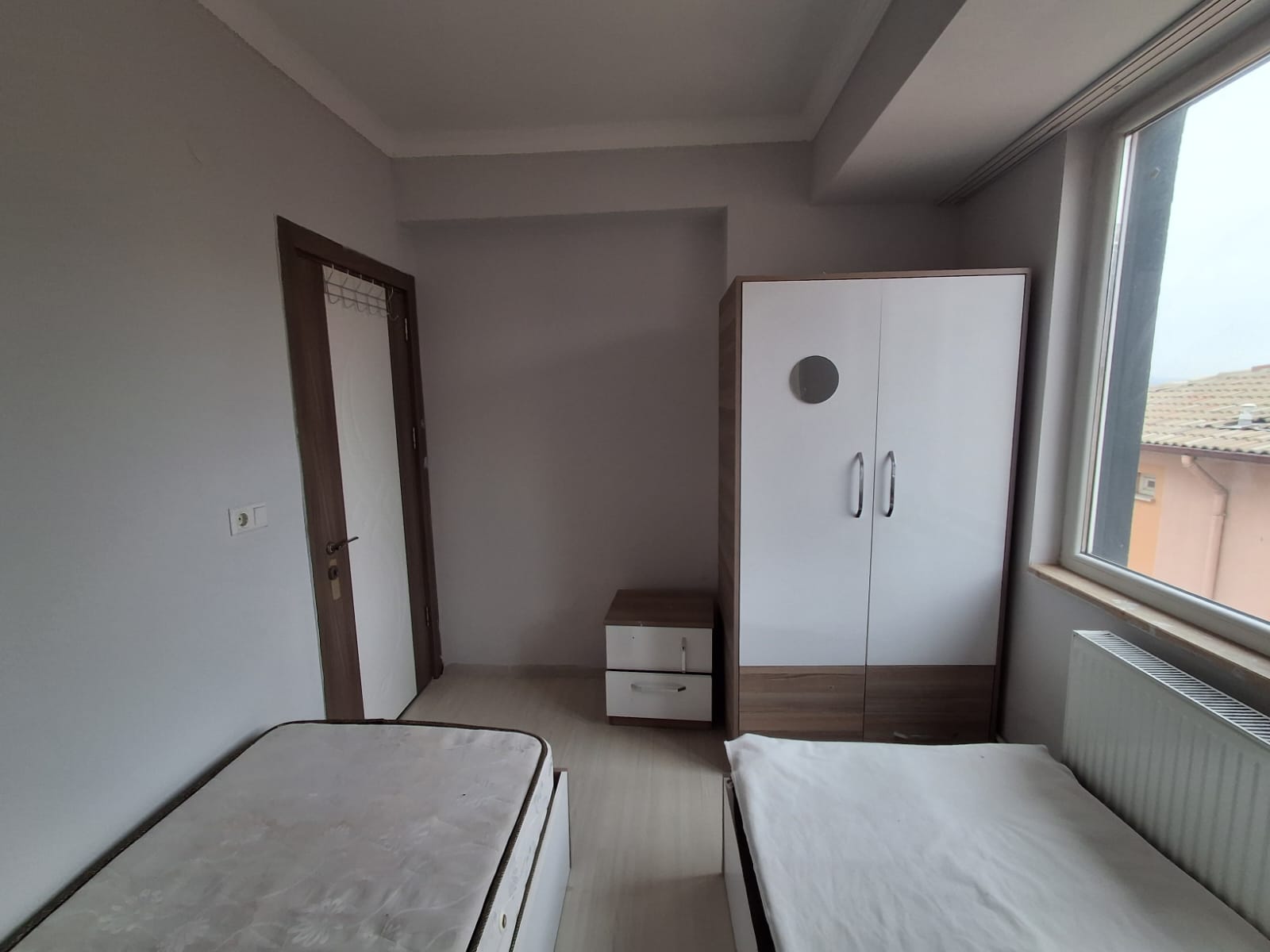 ERENLERDE EMNİYET KARAKOLU KARŞISINDA MERKEZİ KONUMDA 2+0 KİRALIK DAİRE