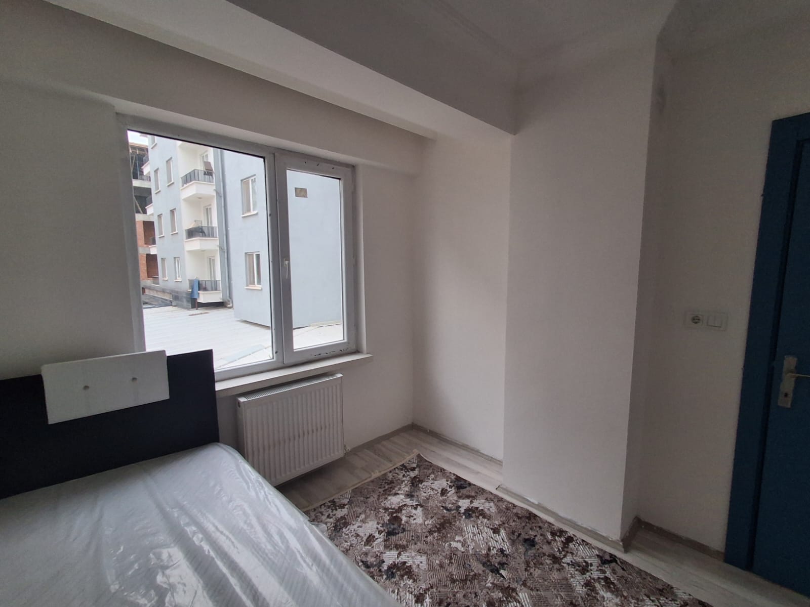 ERENLERDE MERKEZİ KONUMDA 2+0 KİRALIK DAİRE