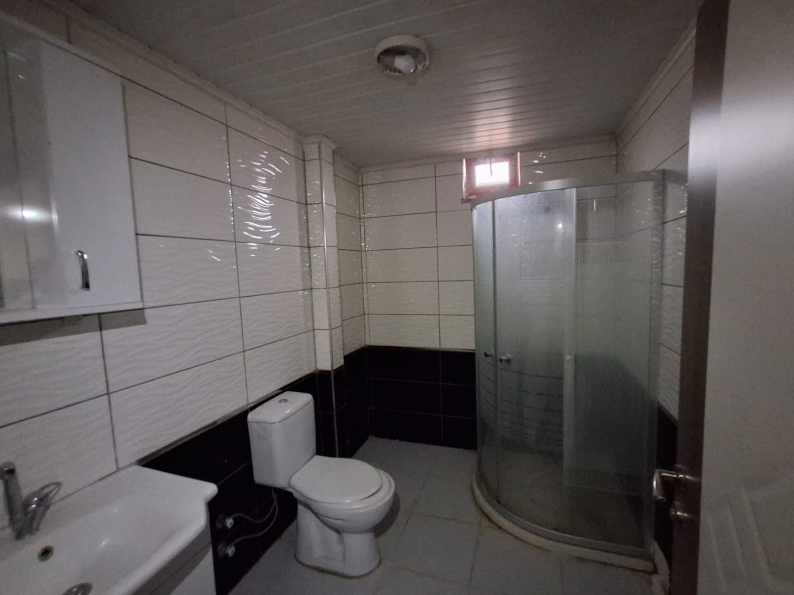 ERENLERDE EMNİYET KARAKOLU KARŞISINDA MERKEZİ KONUMDA 2+0 KİRALIK DAİRE