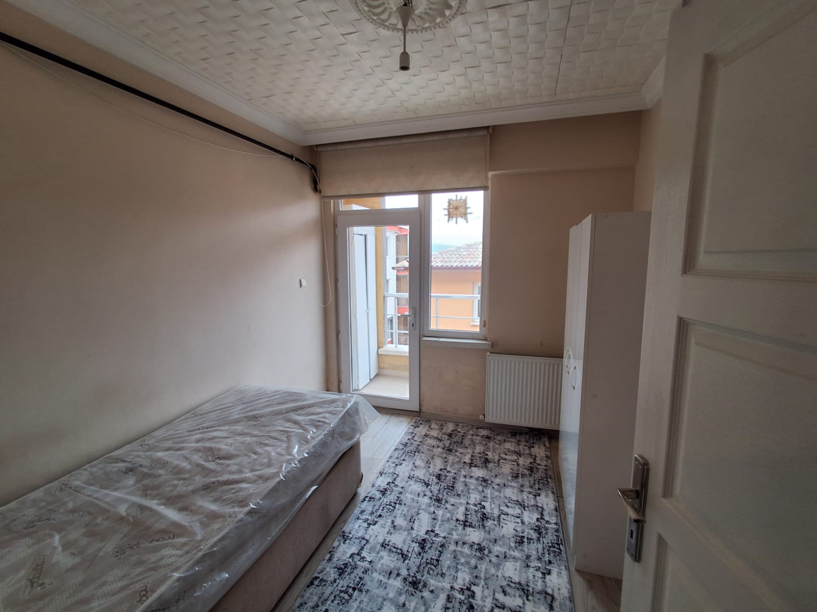 ERENLERDE 2+0 SEVGİ YOLUNDA MERKEZİ KONUMDA KİRALIK DAİRE