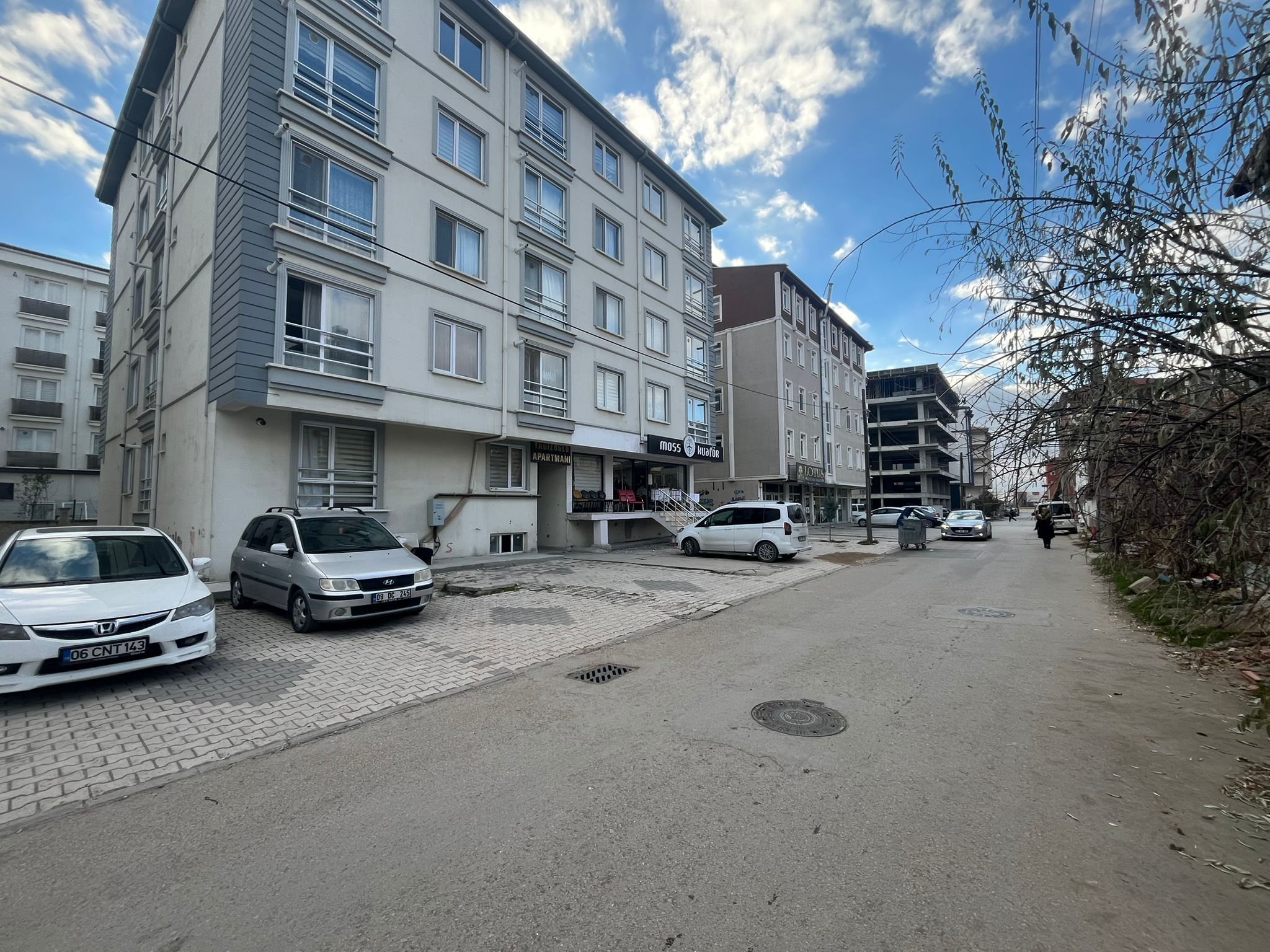 ERENLERDE MERKEZİ KONUMDA 2+0 GENİŞ KİRALIK DAİRE