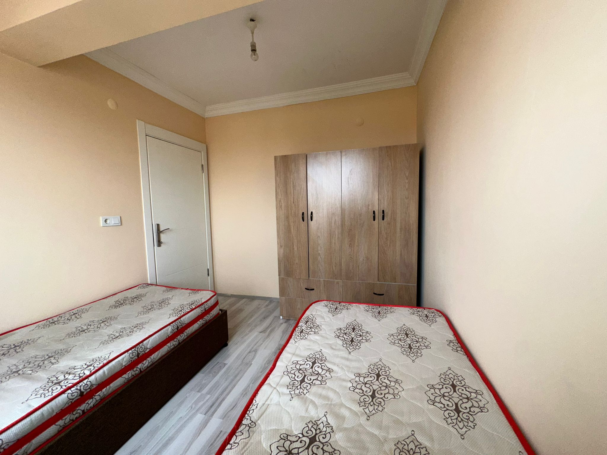 ERENLERDE MERKEZİ KONUMDA GENİŞ 2+0 KİRALIK DAİRE