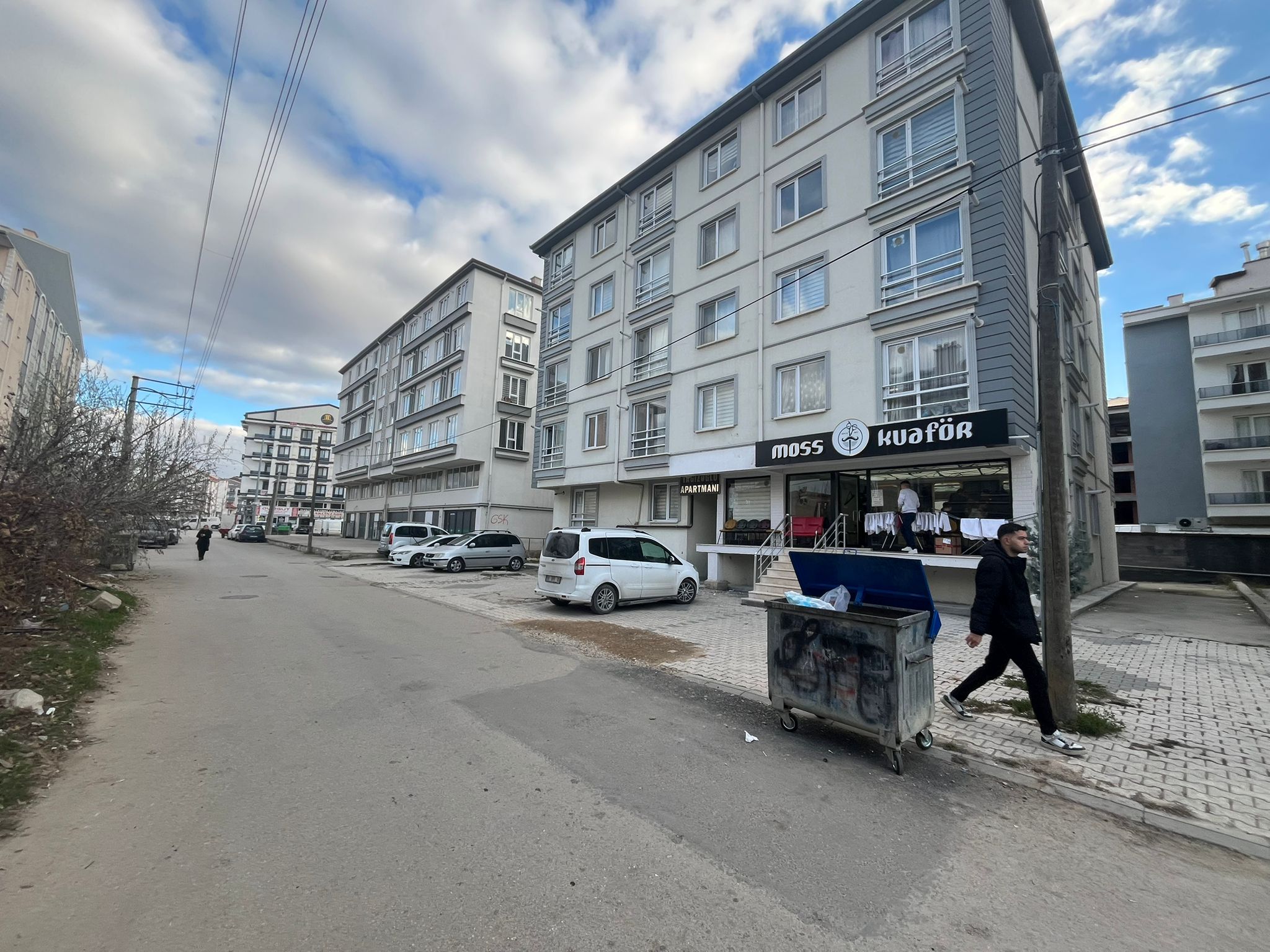 ERENLERDE MERKEZİ KONUMDA 2+0 GENİŞ KİRALIK DAİRE