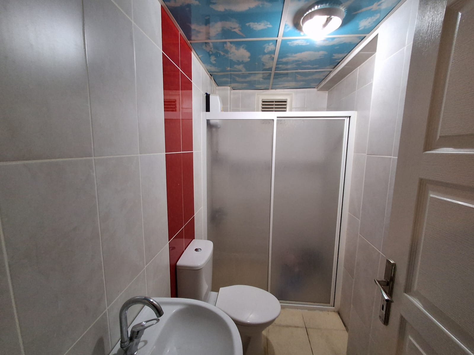 ERENLERDE 2+0 SEVGİ YOLUNDA MERKEZİ KONUMDA KİRALIK DAİRE