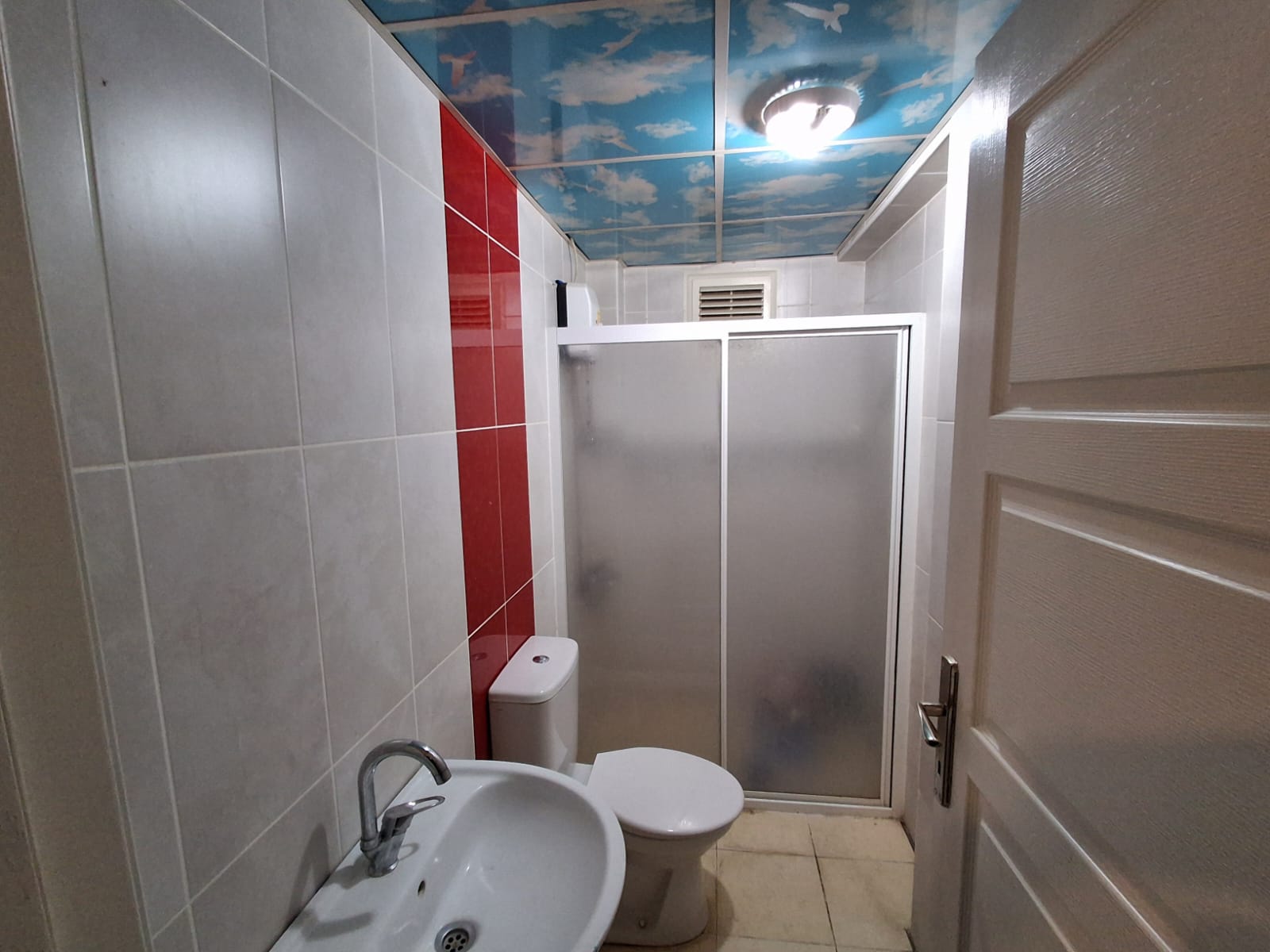 ERENLERDE 2+0 SEVGİ YOLUNDA MERKEZİ KONUMDA KİRALIK DAİRE