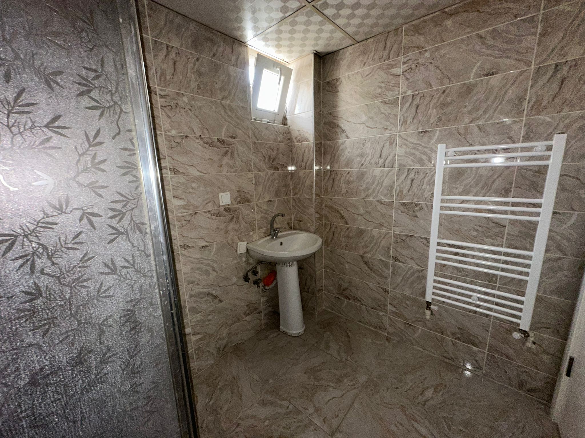 ERENLERDE MERKEZİ KONUMDA GENİŞ 2+0 KİRALIK DAİRE