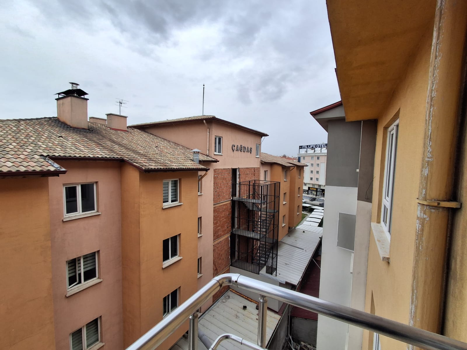 ERENLERDE 2+0 SEVGİ YOLUNDA MERKEZİ KONUMDA KİRALIK DAİRE