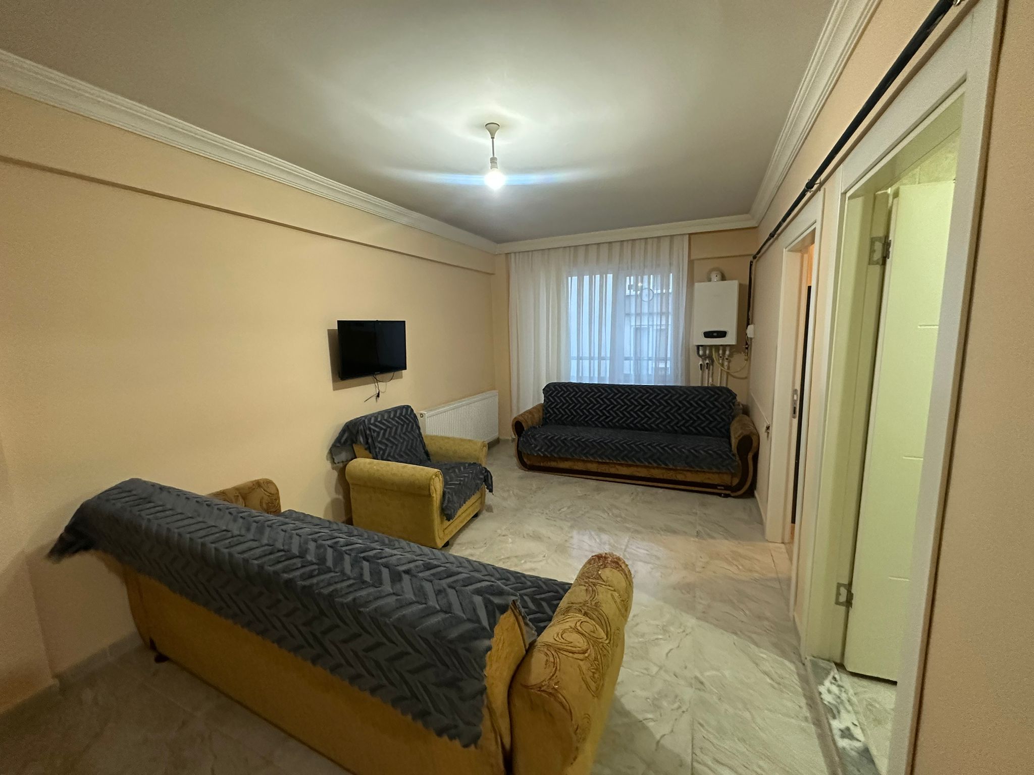 ERENLERDE MERKEZİ KONUMDA 2+0 GENİŞ KİRALIK DAİRE