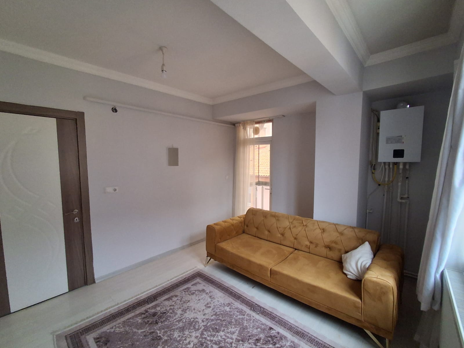 ERENLERDE EMNİYET KARAKOLU KARŞISINDA MERKEZİ KONUMDA 2+0 KİRALIK DAİRE