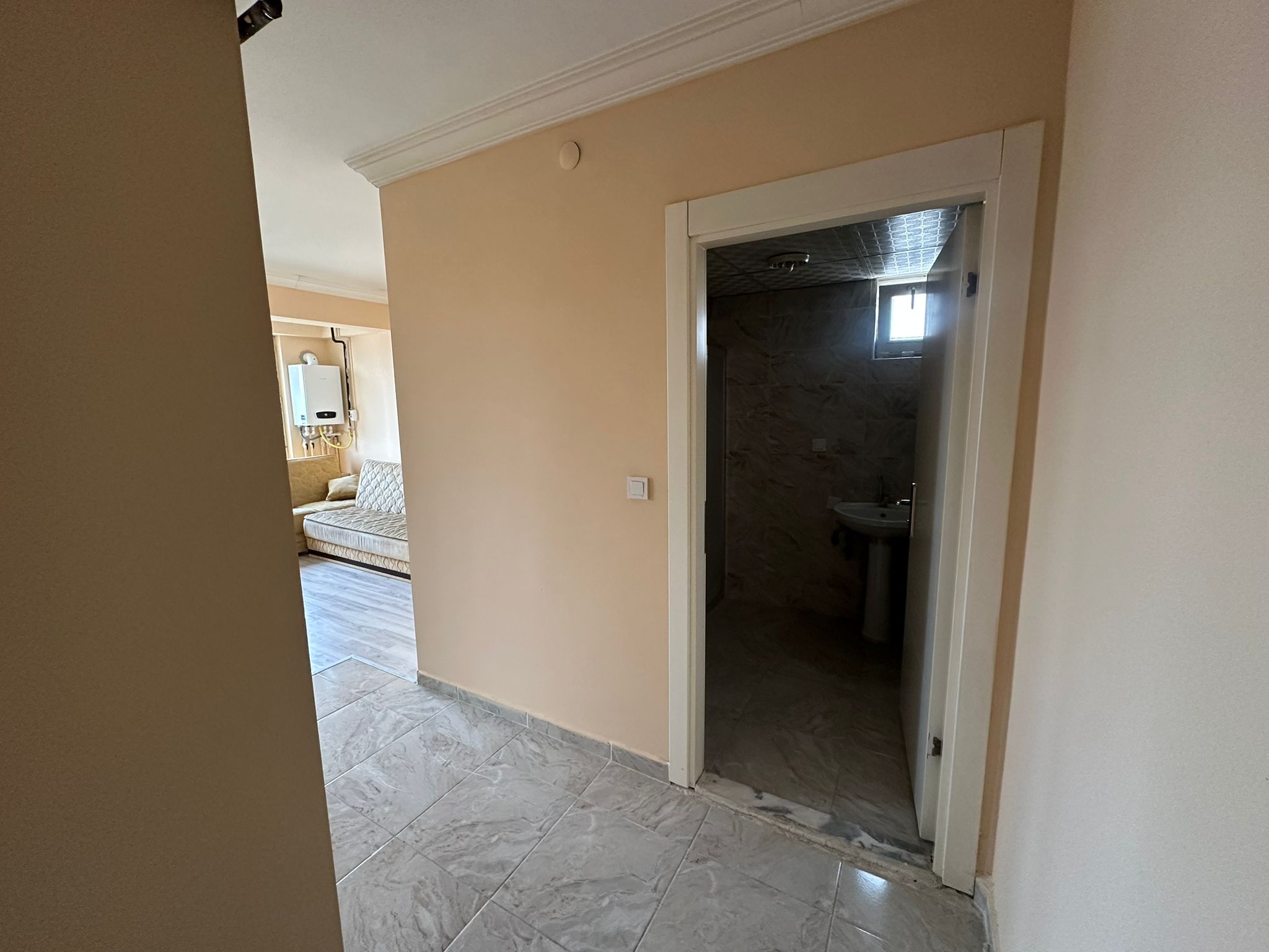 ERENLERDE MERKEZİ KONUMDA GENİŞ 2+0 KİRALIK DAİRE