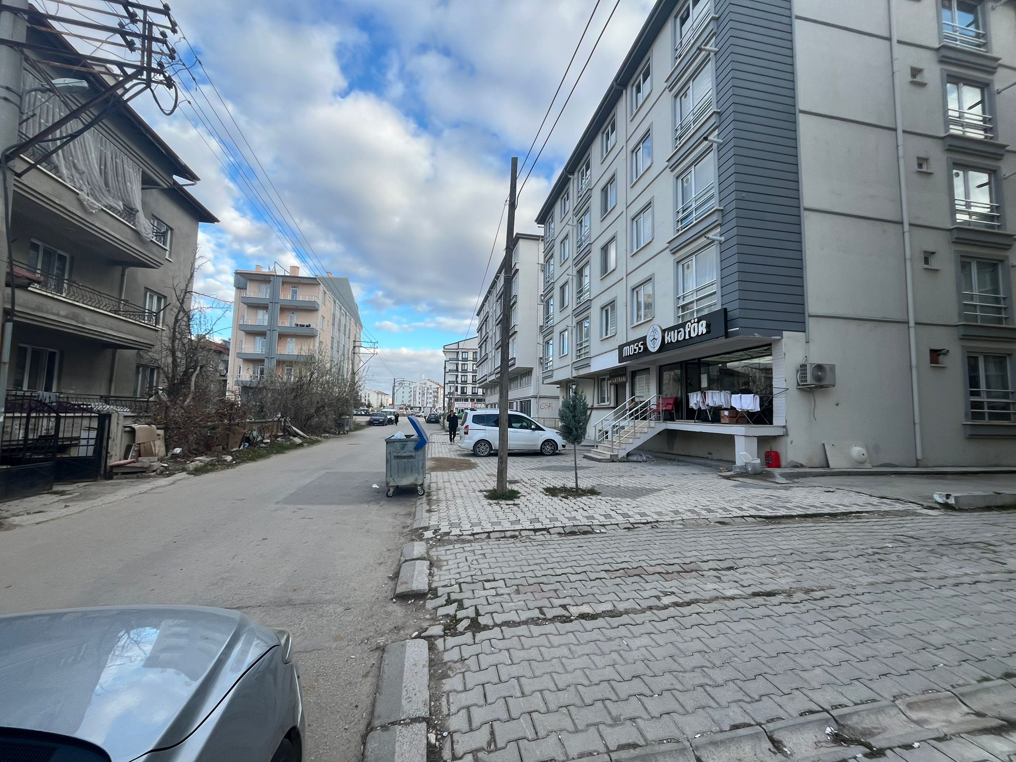 ERENLERDE MERKEZİ KONUMDA GENİŞ 2+0 KİRALIK DAİRE