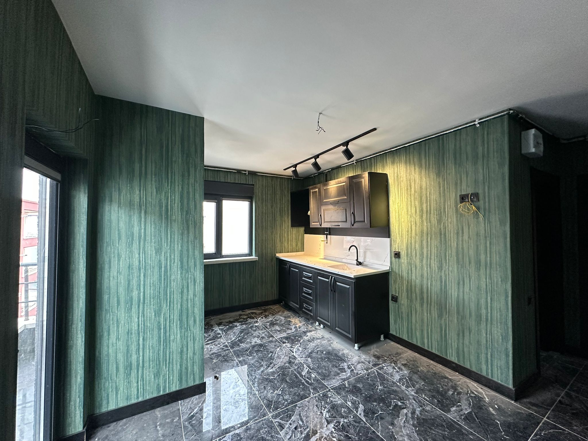 ERENLERDE YENİ YAPILI 2+0 LÜX SATILIK DAİRE