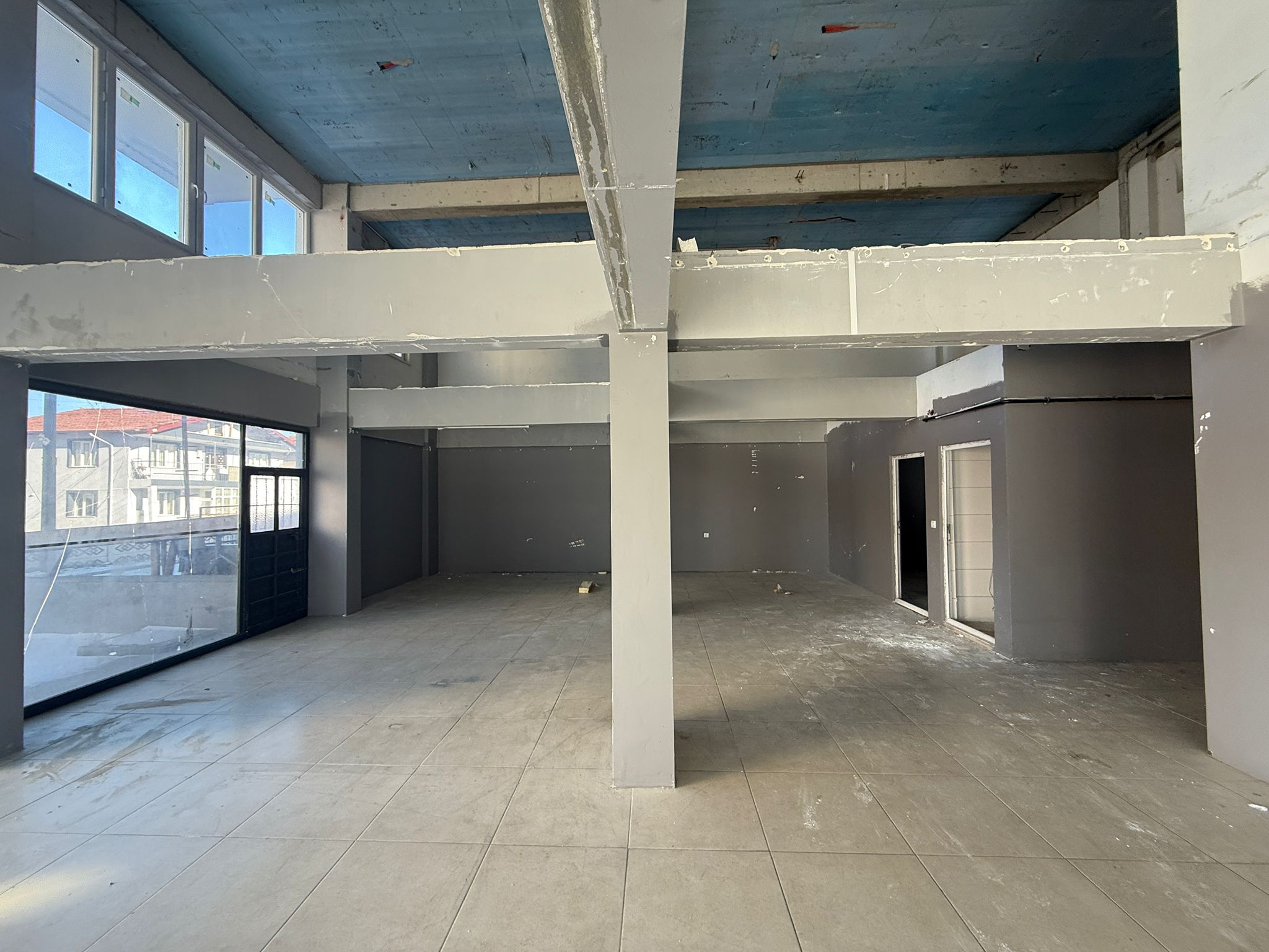 KARŞIYAKADA GENİŞ KİRALIK DÜKKAN