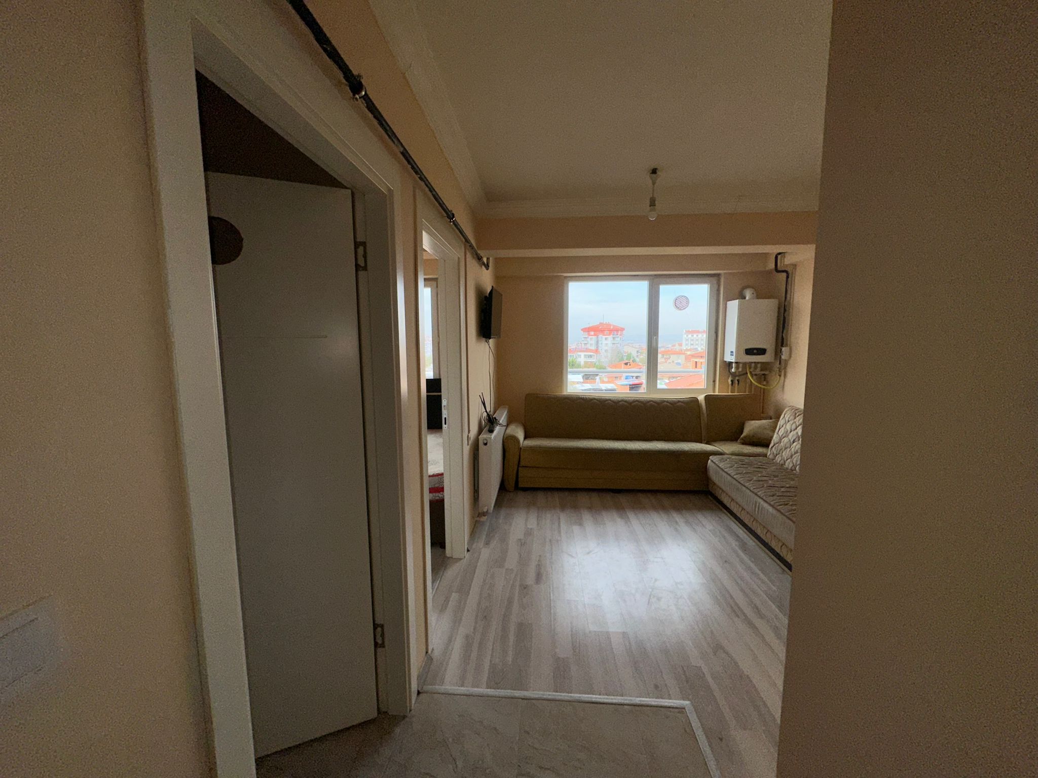 ERENLERDE MERKEZİ KONUMDA GENİŞ 2+0 KİRALIK DAİRE