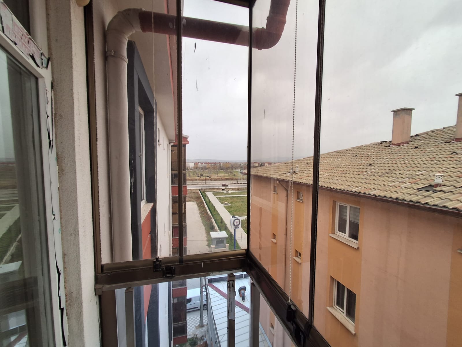 ERENLERDE EMNİYET KARAKOLU KARŞISINDA MERKEZİ KONUMDA 2+0 KİRALIK DAİRE