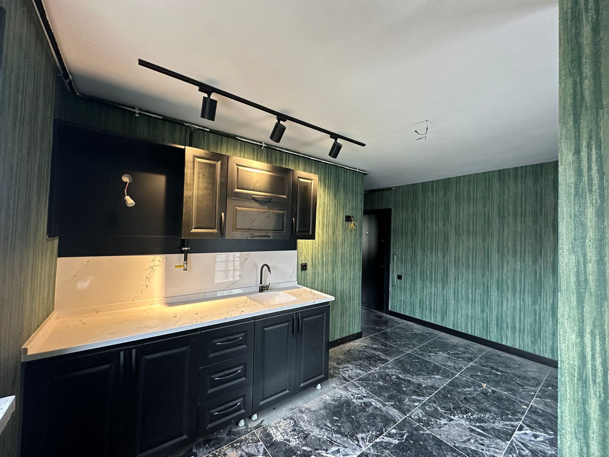 ERENLERDE YENİ YAPILI 2+0 LÜX SATILIK DAİRE