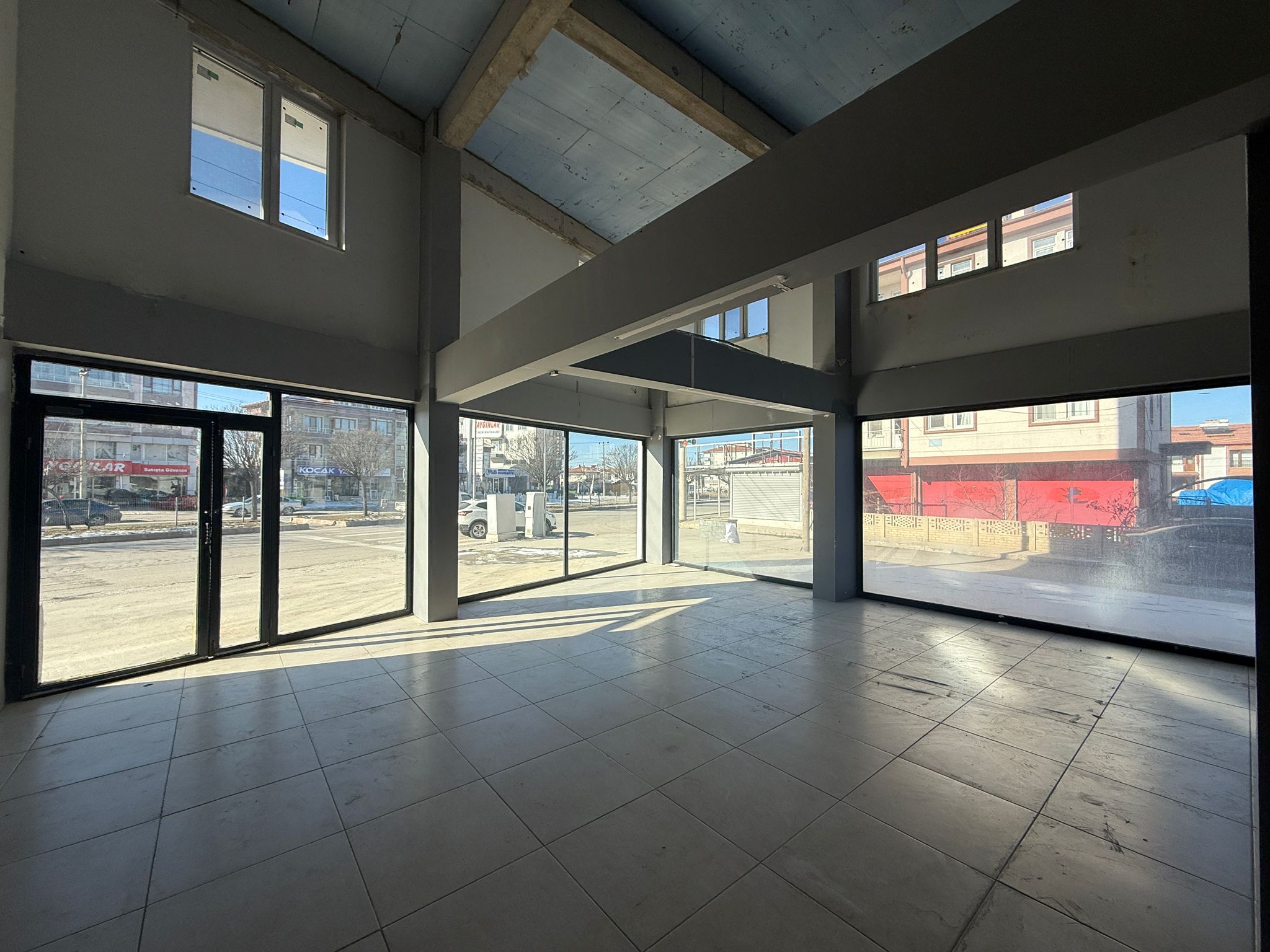 KARŞIYAKADA GENİŞ KİRALIK DÜKKAN
