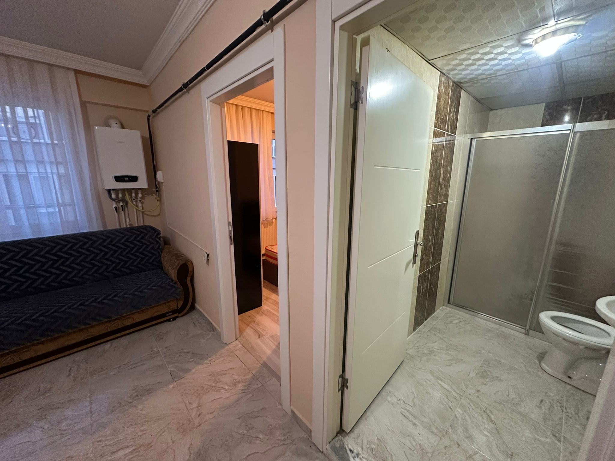 ERENLERDE MERKEZİ KONUMDA 2+0 GENİŞ KİRALIK DAİRE