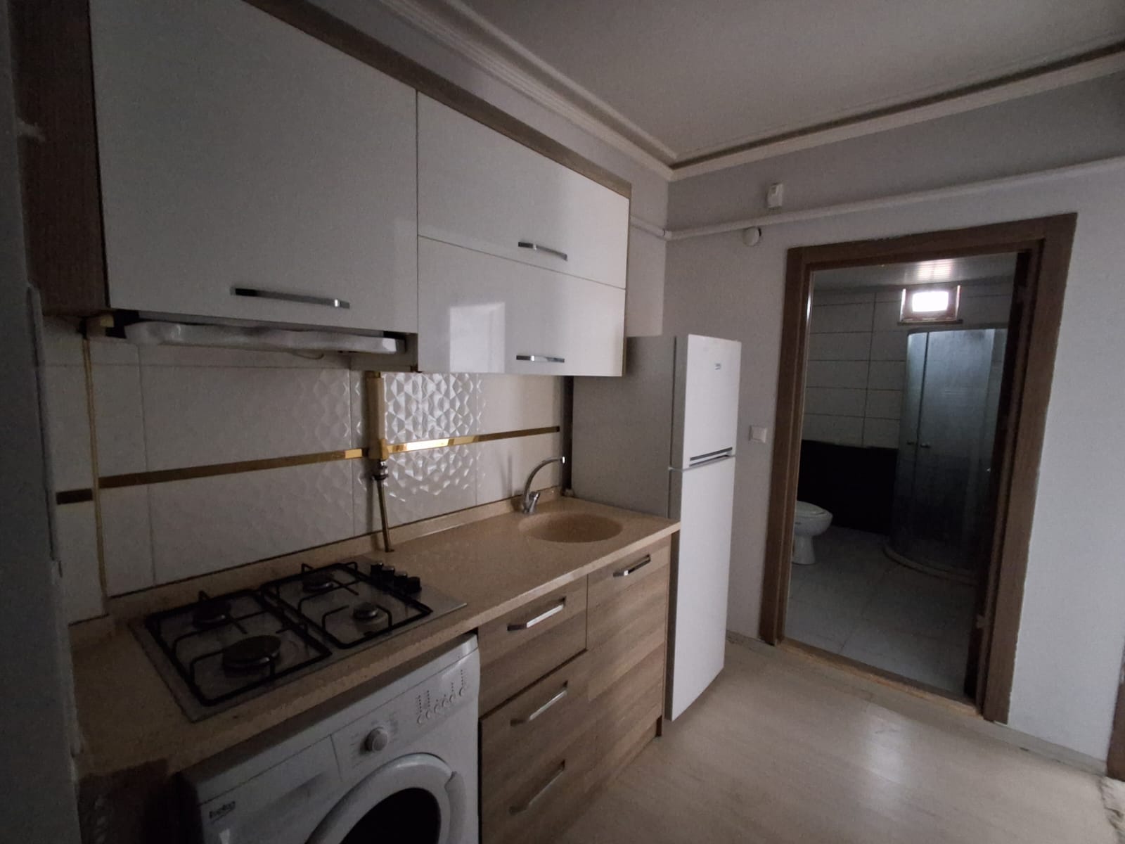 ERENLERDE EMNİYET KARAKOLU KARŞISINDA MERKEZİ KONUMDA 2+0 KİRALIK DAİRE