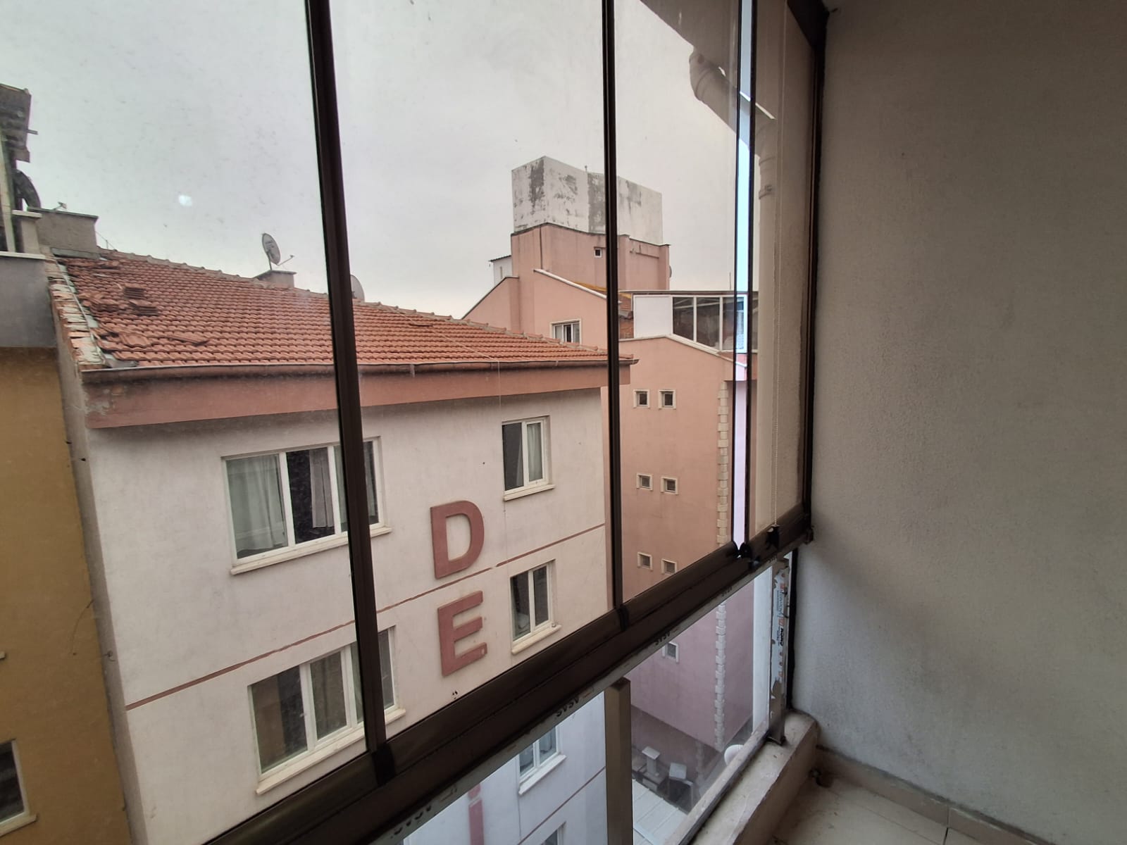 ERENLERDE EMNİYET KARAKOLU KARŞISINDA 2+0 GENİŞ KİRALIK DAİRE