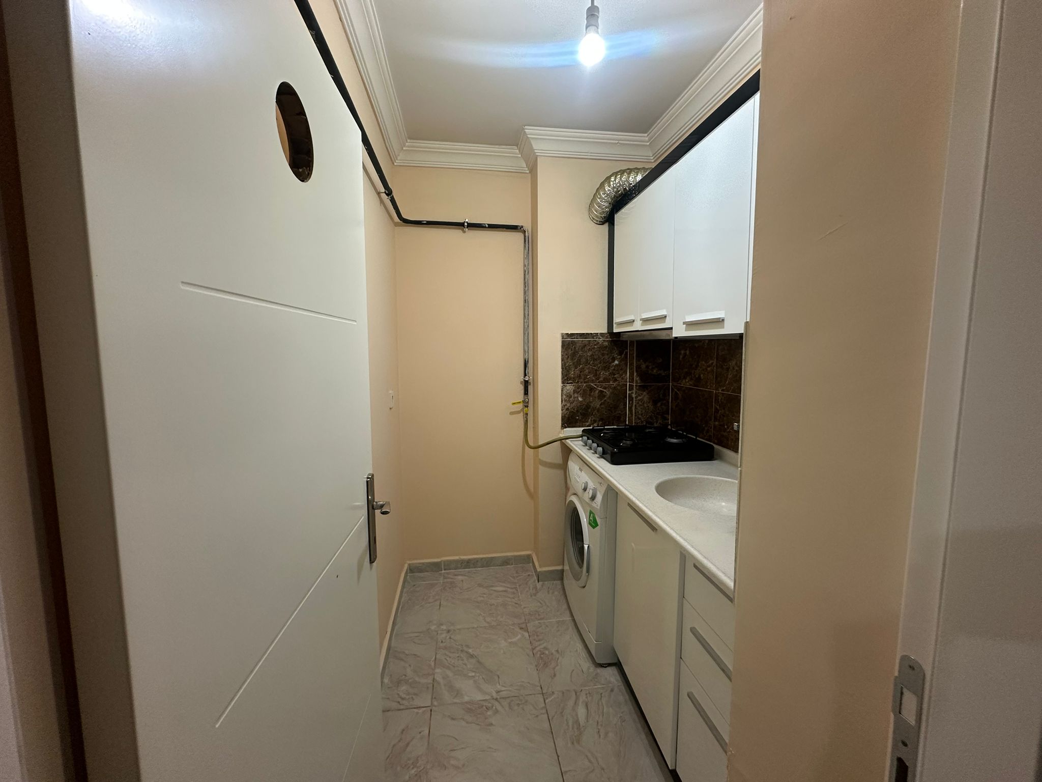 ERENLERDE MERKEZİ KONUMDA 2+0 GENİŞ KİRALIK DAİRE