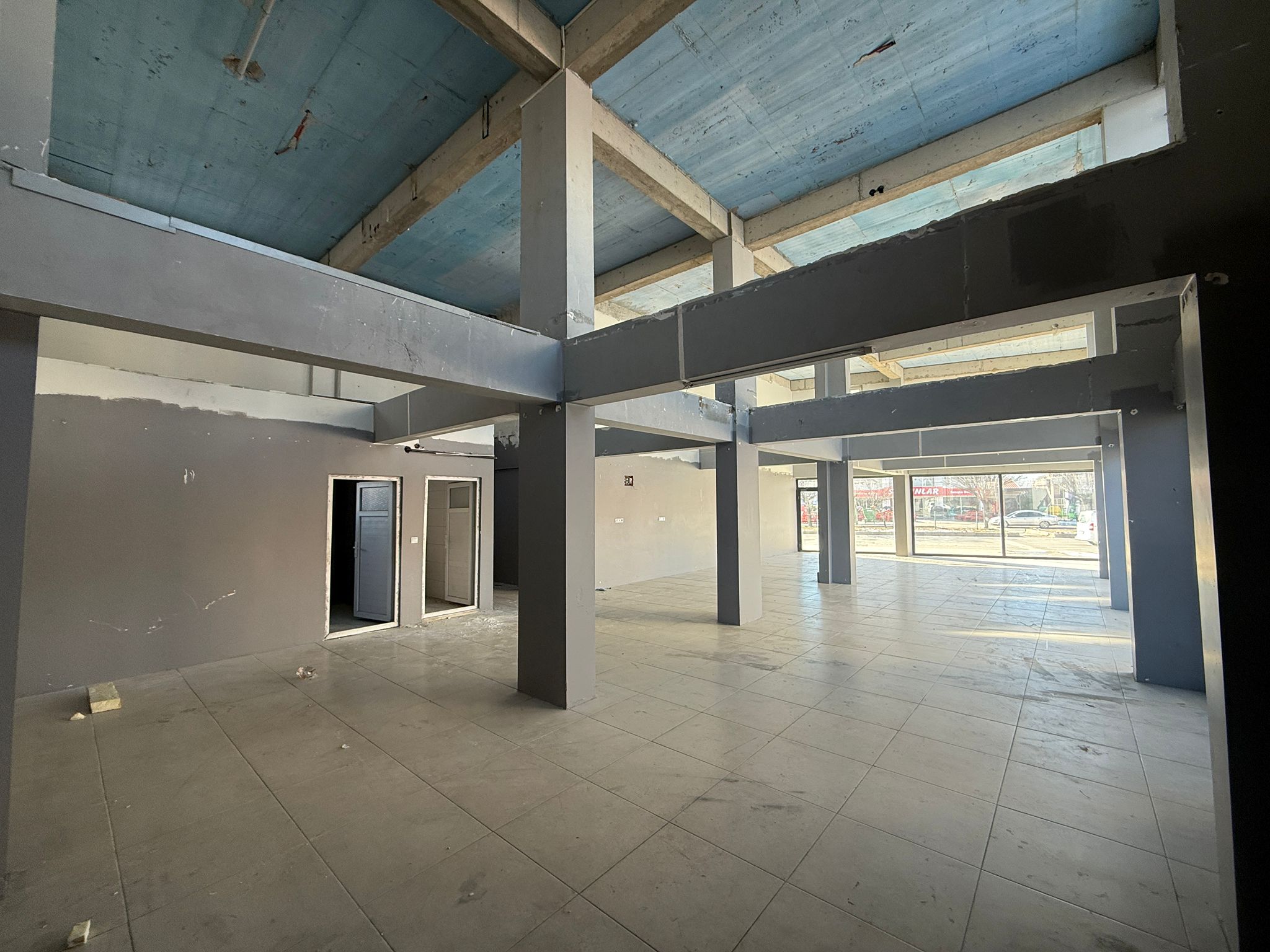 KARŞIYAKADA GENİŞ KİRALIK DÜKKAN