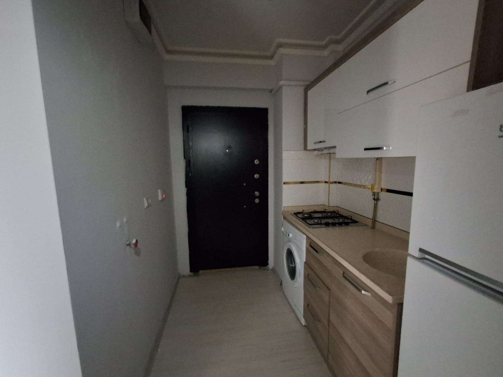 ERENLERDE EMNİYET KARAKOLU KARŞISINDA MERKEZİ KONUMDA 2+0 KİRALIK DAİRE