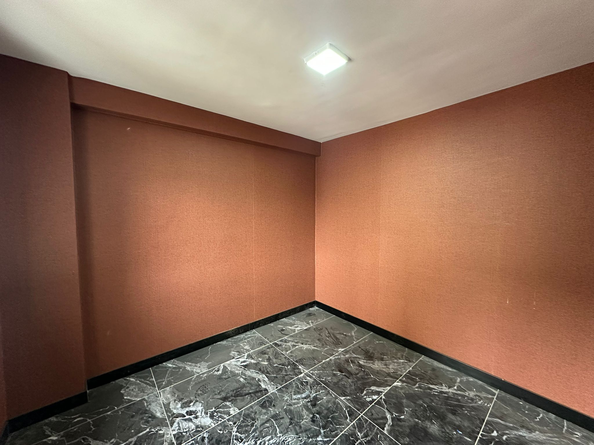 ERENLERDE YENİ YAPILI 2+0 LÜX SATILIK DAİRE