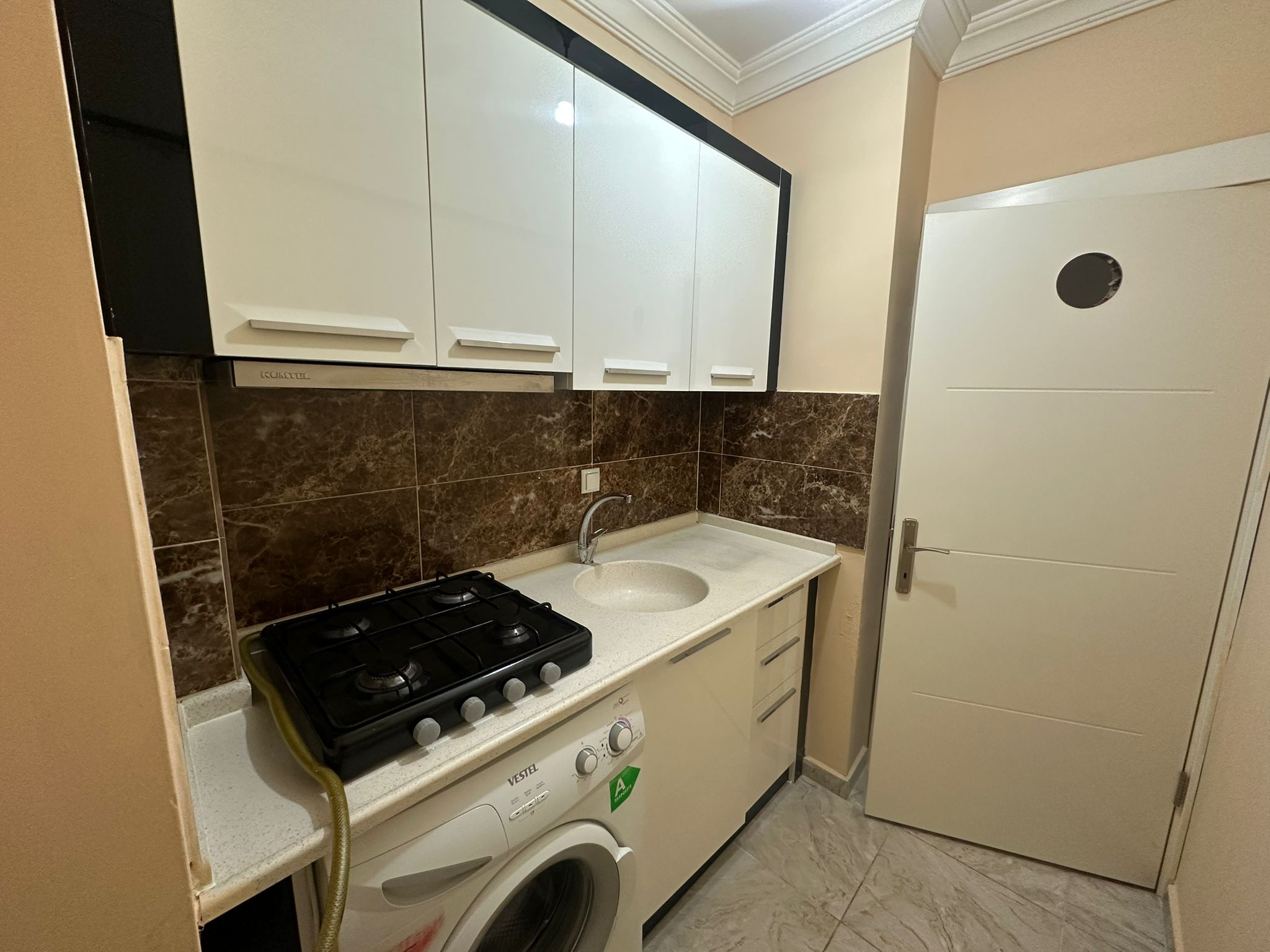 ERENLERDE MERKEZİ KONUMDA 2+0 GENİŞ KİRALIK DAİRE