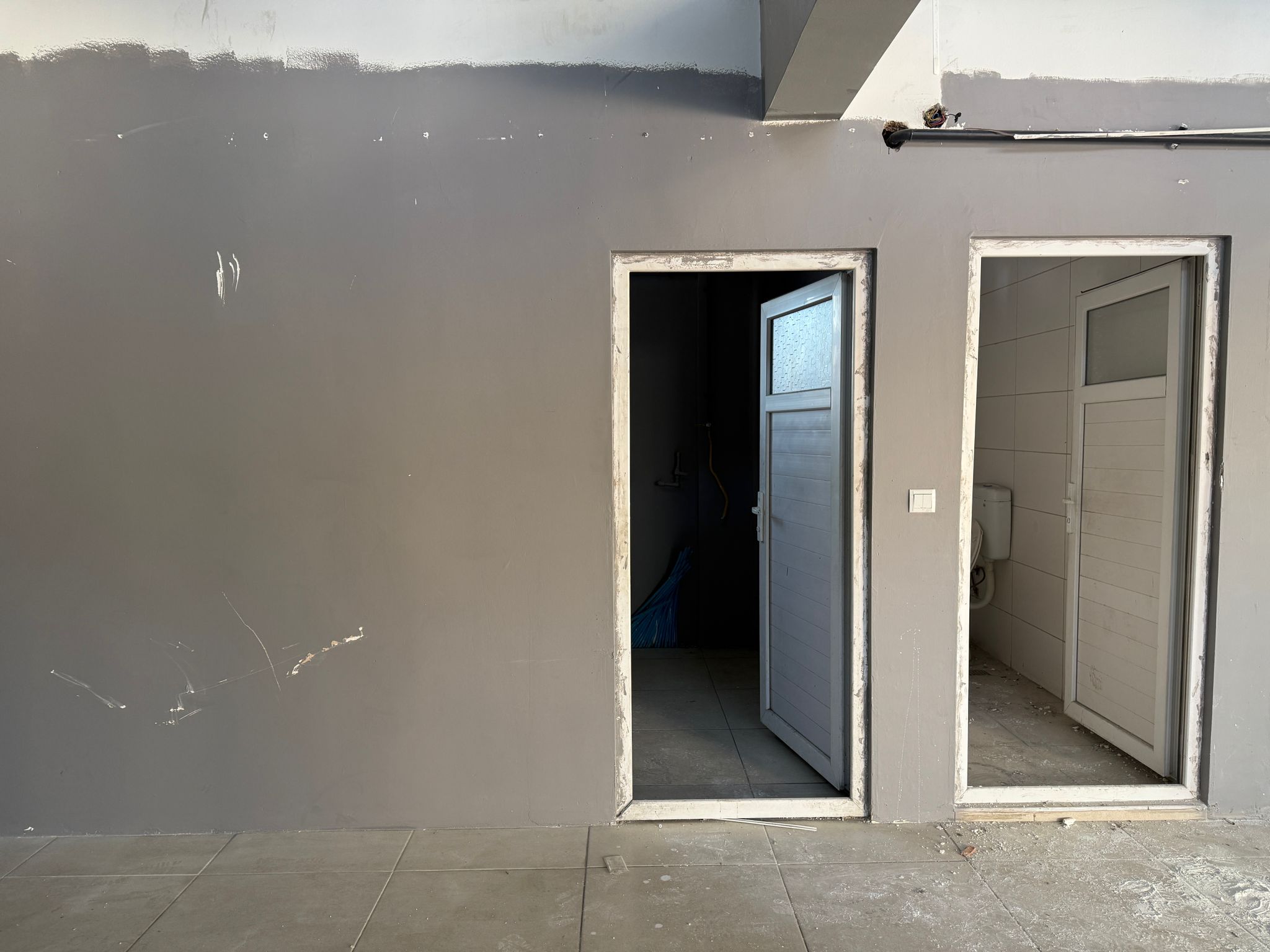 KARŞIYAKADA GENİŞ KİRALIK DÜKKAN