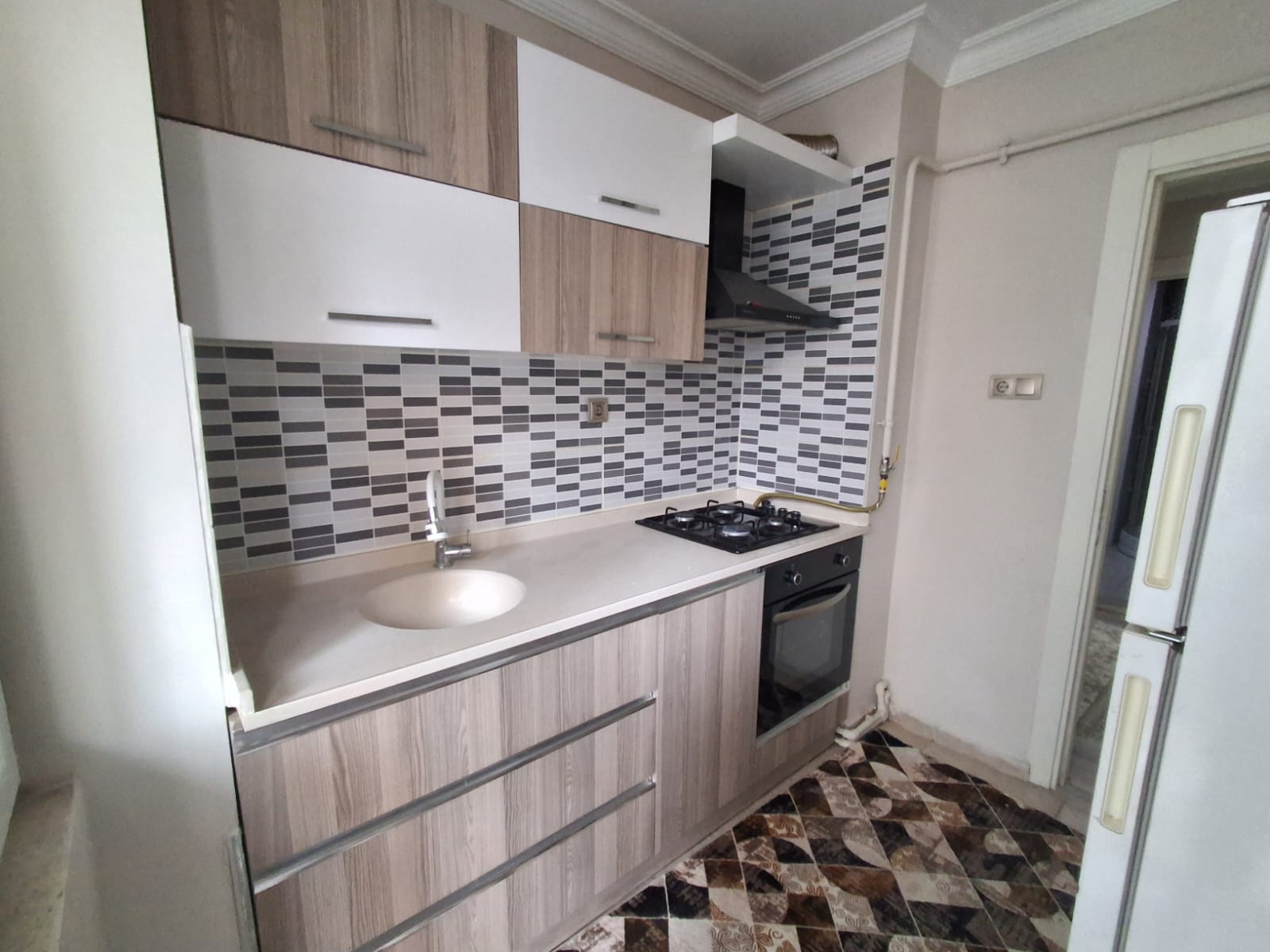 ERENLERDE 2+0 MERKEZİ KONUMDA TEMİZ KİRALIK DAİRE