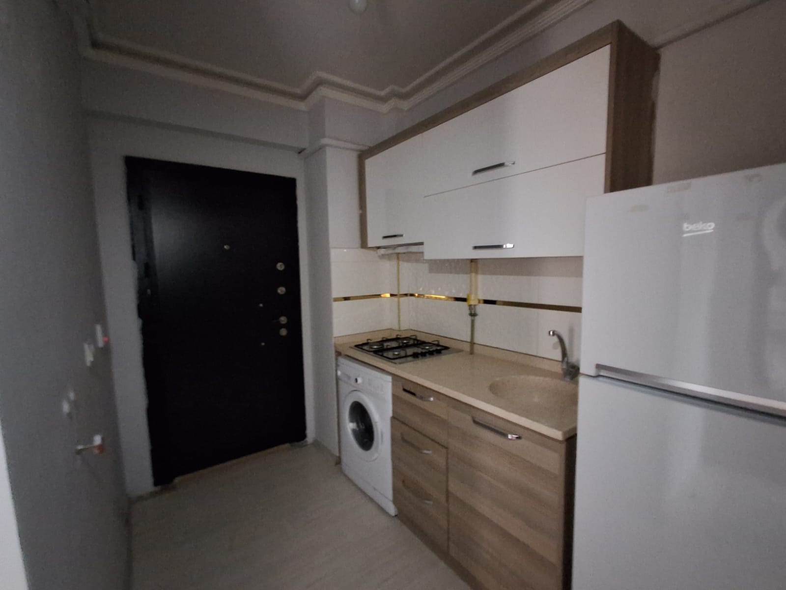 ERENLERDE EMNİYET KARAKOLU KARŞISINDA MERKEZİ KONUMDA 2+0 KİRALIK DAİRE