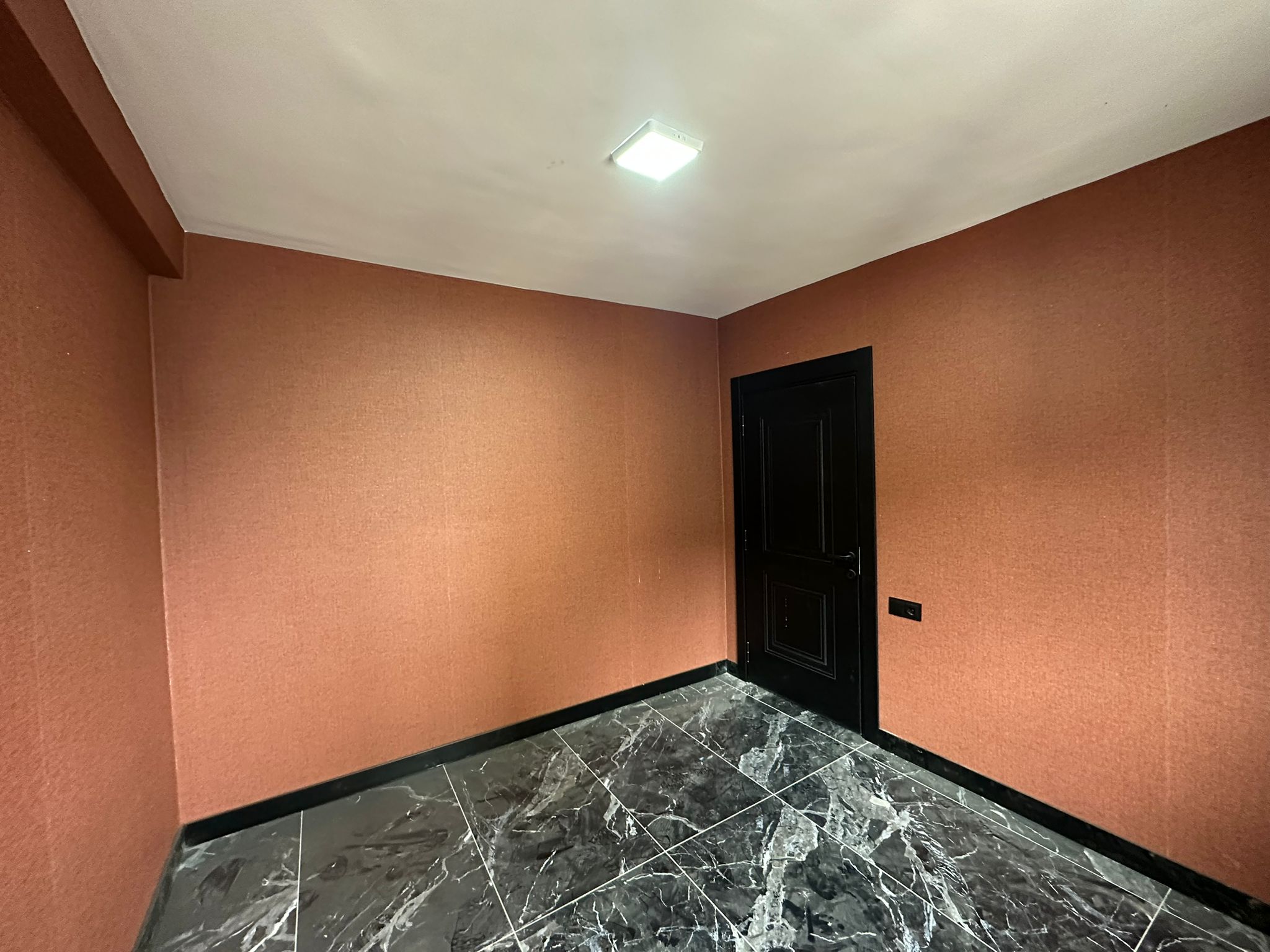 ERENLERDE YENİ YAPILI 2+0 LÜX SATILIK DAİRE